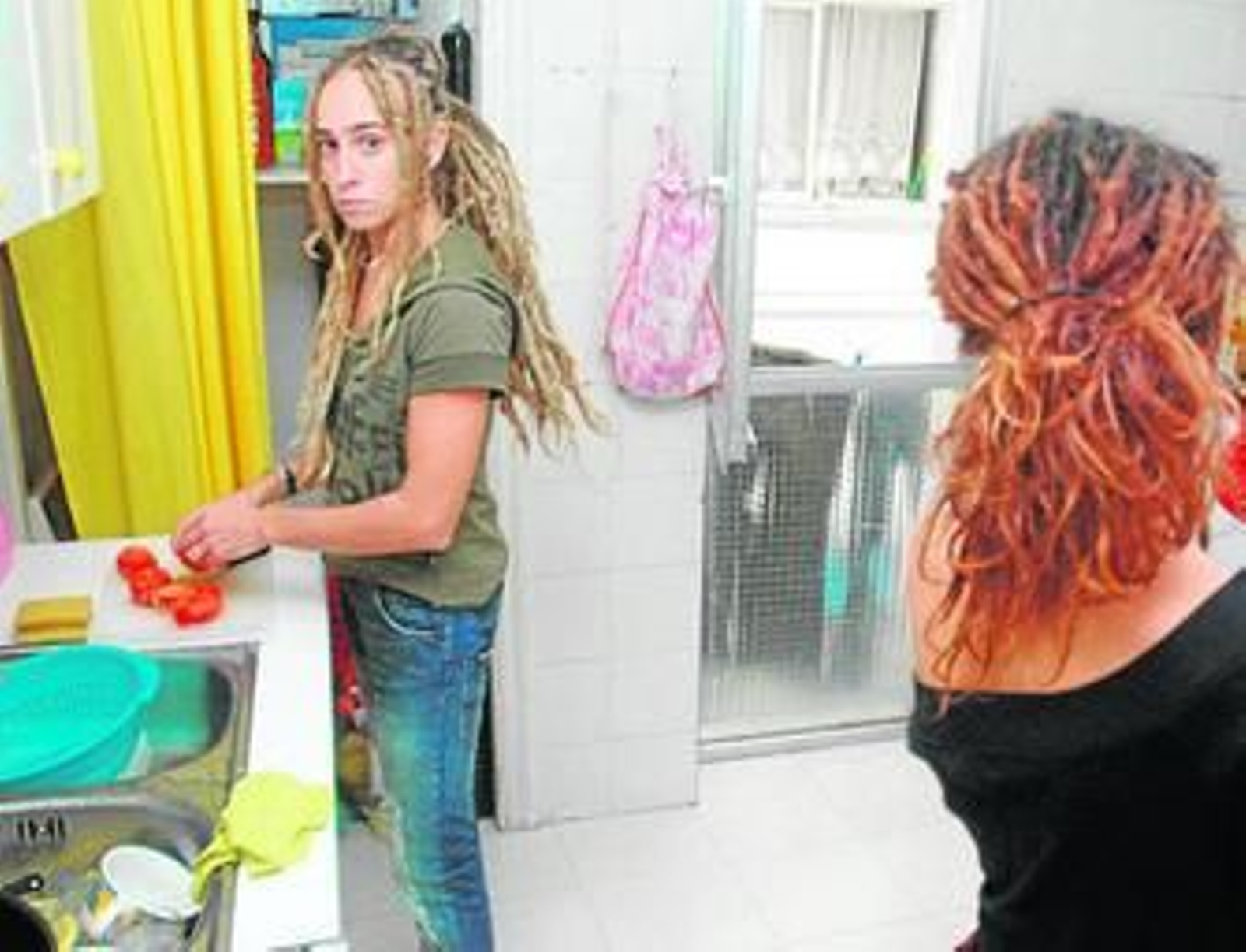 Varias compañeras de piso comparten las tareas domésticas.