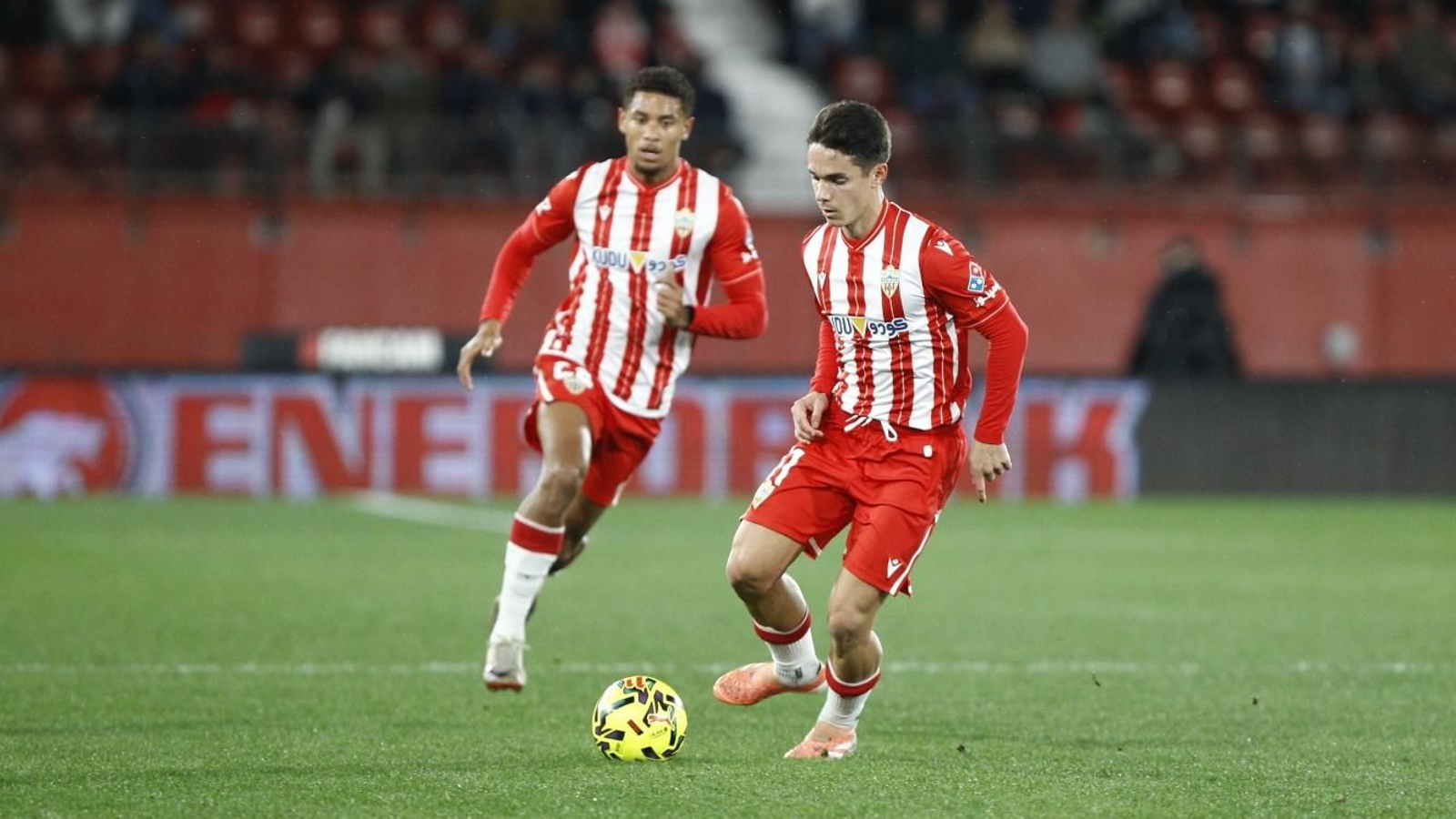 Sergio Arribas doma el esférico con Daijiro Chirino en segundo plano.