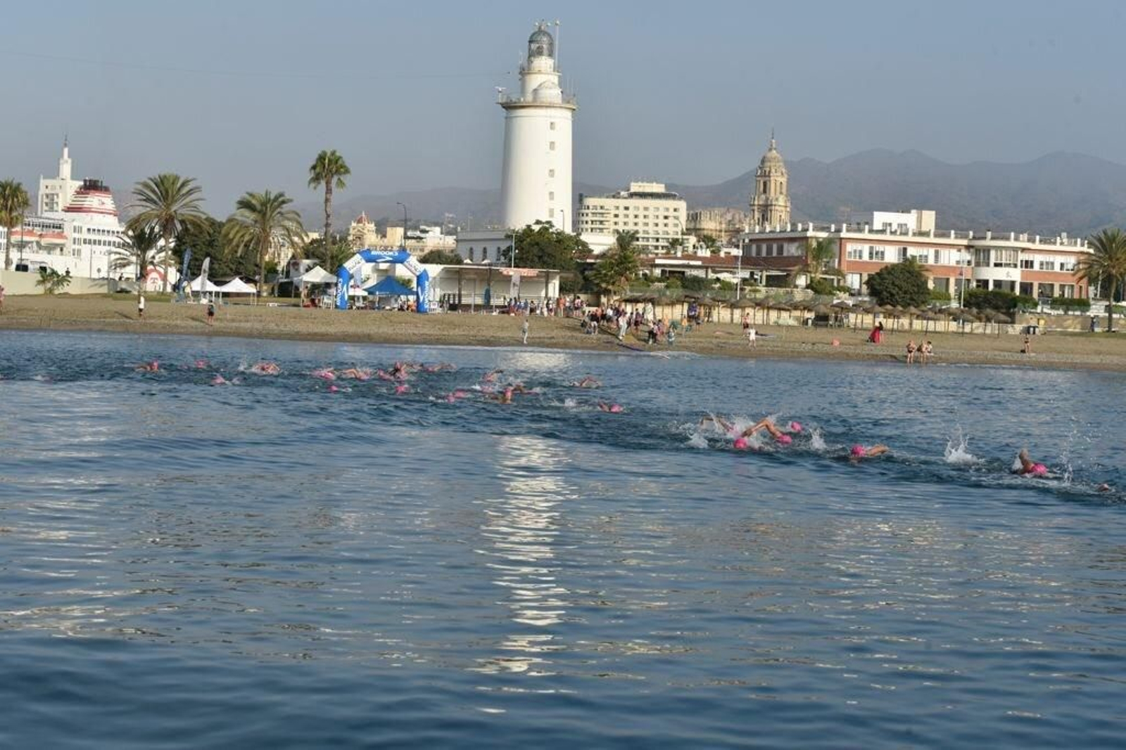 Nadadores durante la prueba.