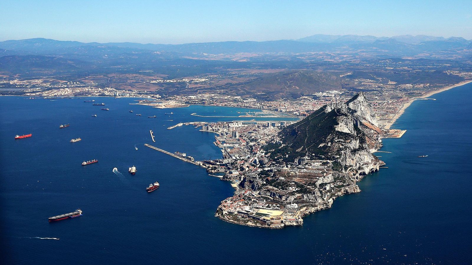 Vista aérea de Gibraltar y parte de la Bahía de Algeciras.