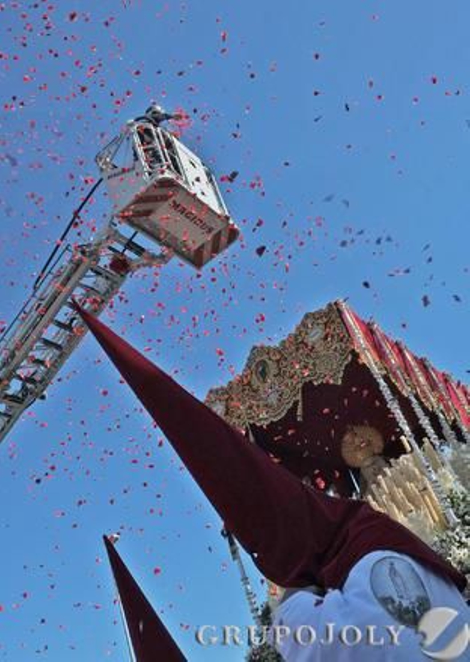 El Consorcio de Bomberos ofreció su ya habitual petalada a María Santísima Refugio de los Pecadores desde una grúa a su paso por la calle Martín Ferrador.

Foto: Manu Garcia