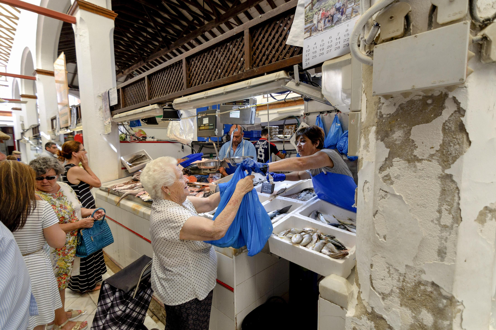 Puesto de pescado en el mercado de Almonte.