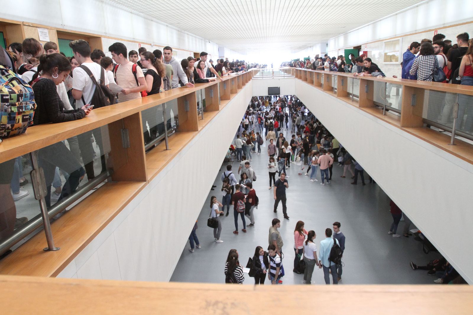 Estudiantes en el campus del Carmen para las pruebas de acceso.