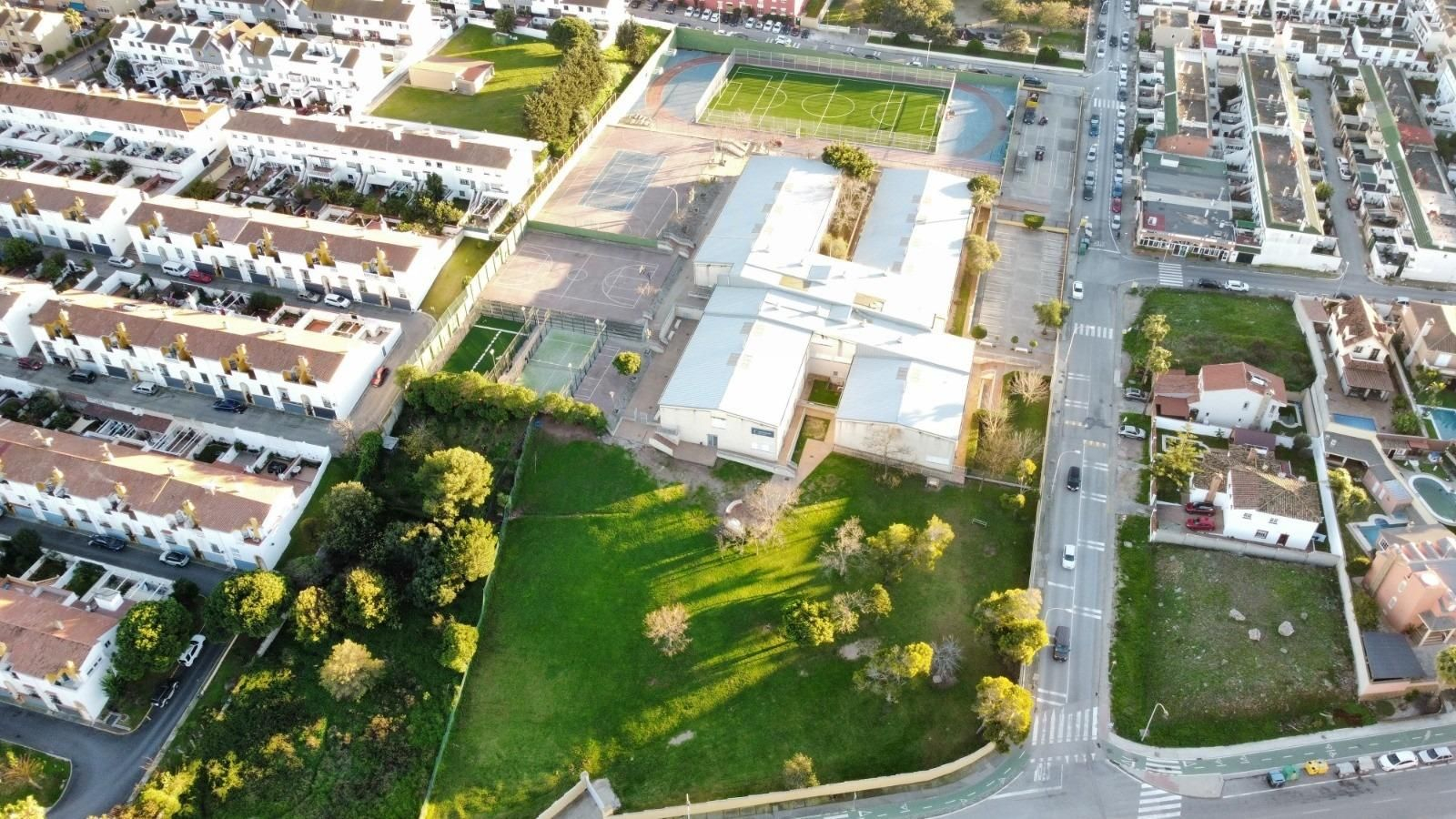 Vista aérea del colegio Montecalpe de Algeciras.