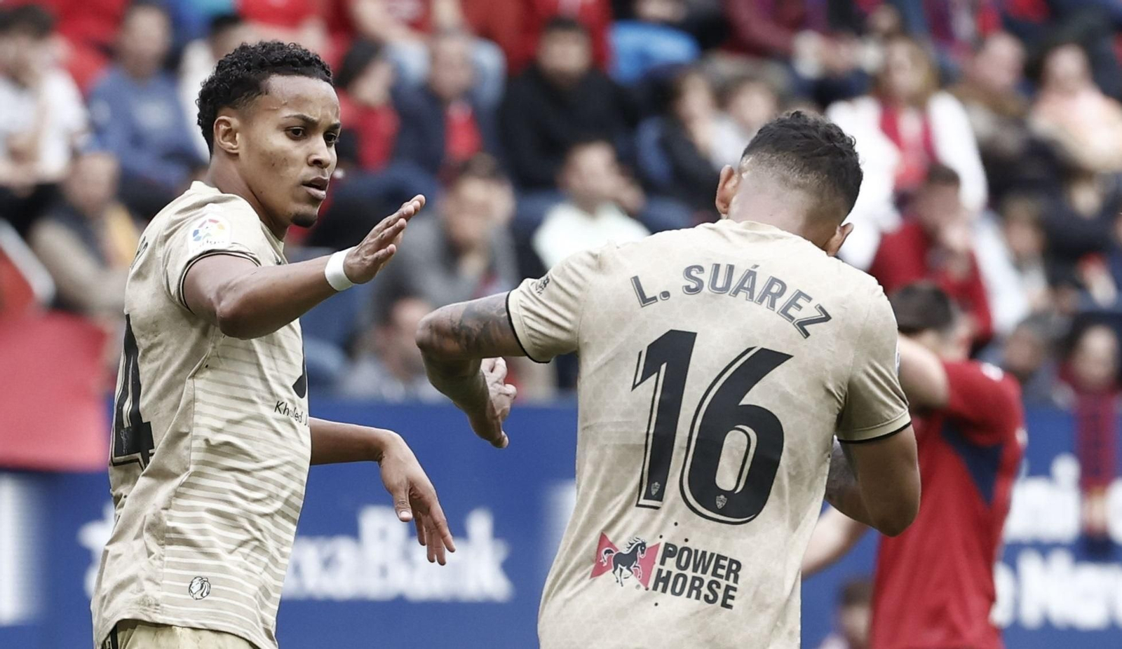 Luis Suárez felicita a Lázar Vinicius tras el gol del brasileño en El Sadar
