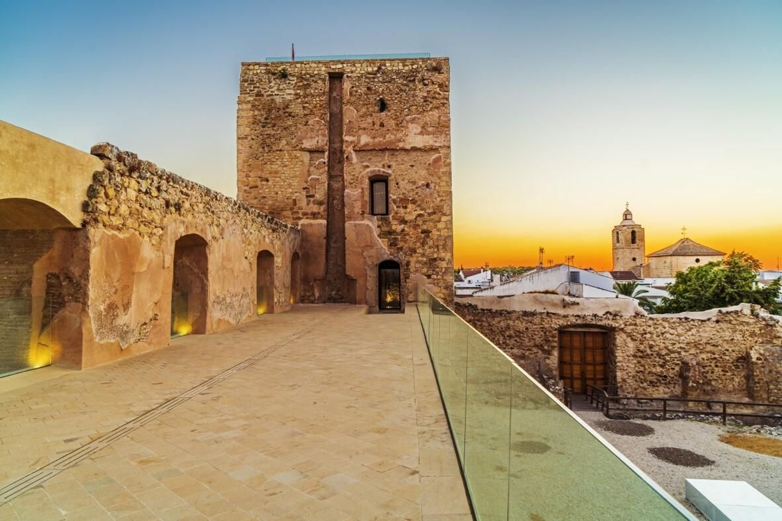 El Castillo de Villardompardo se edificó  entre los siglos XIII y XIV sobre un asentamiento romano.
