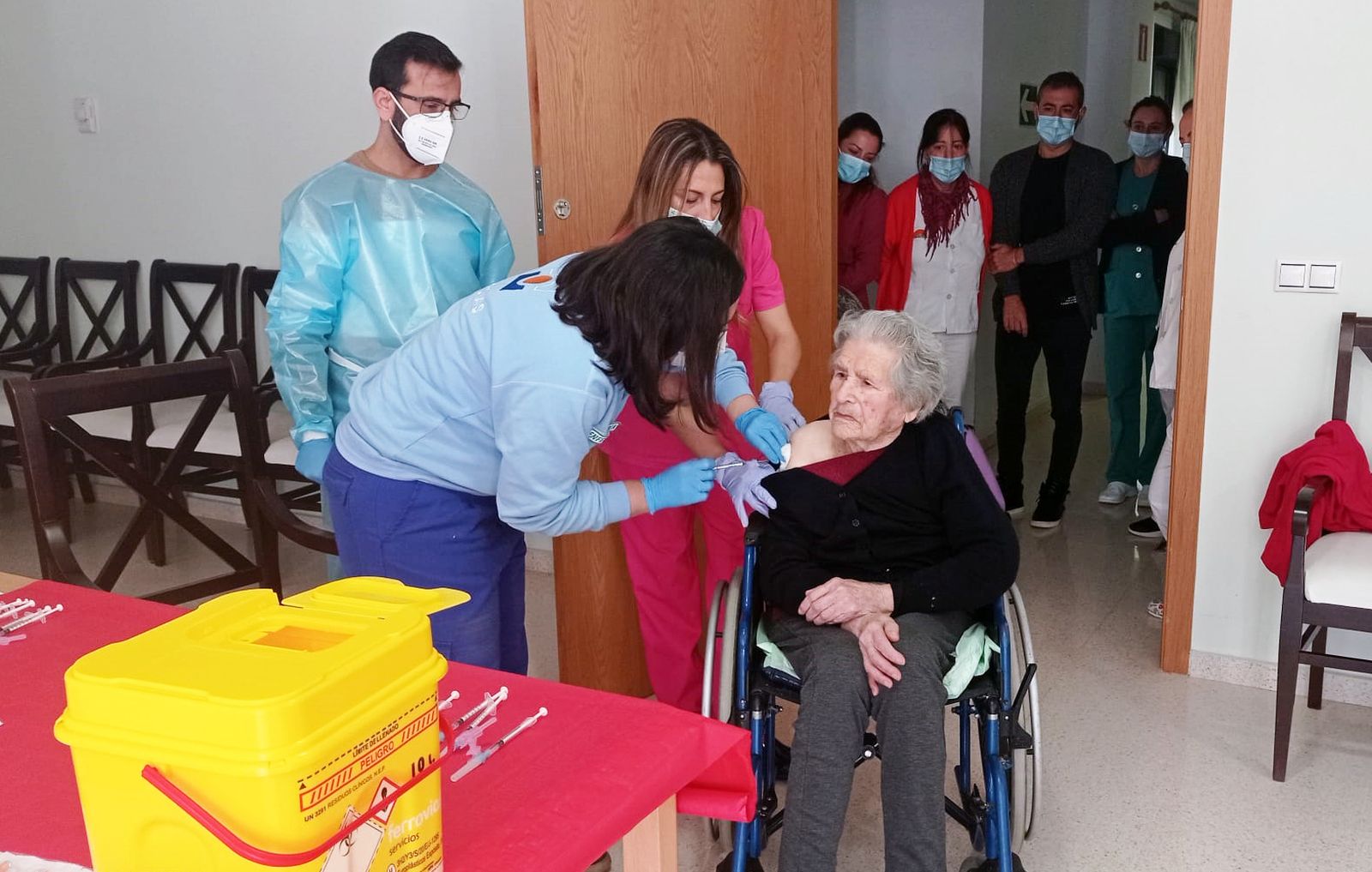 Virginia Fernández Díaz, de 101 años, se vacuna contra la Covid-19.