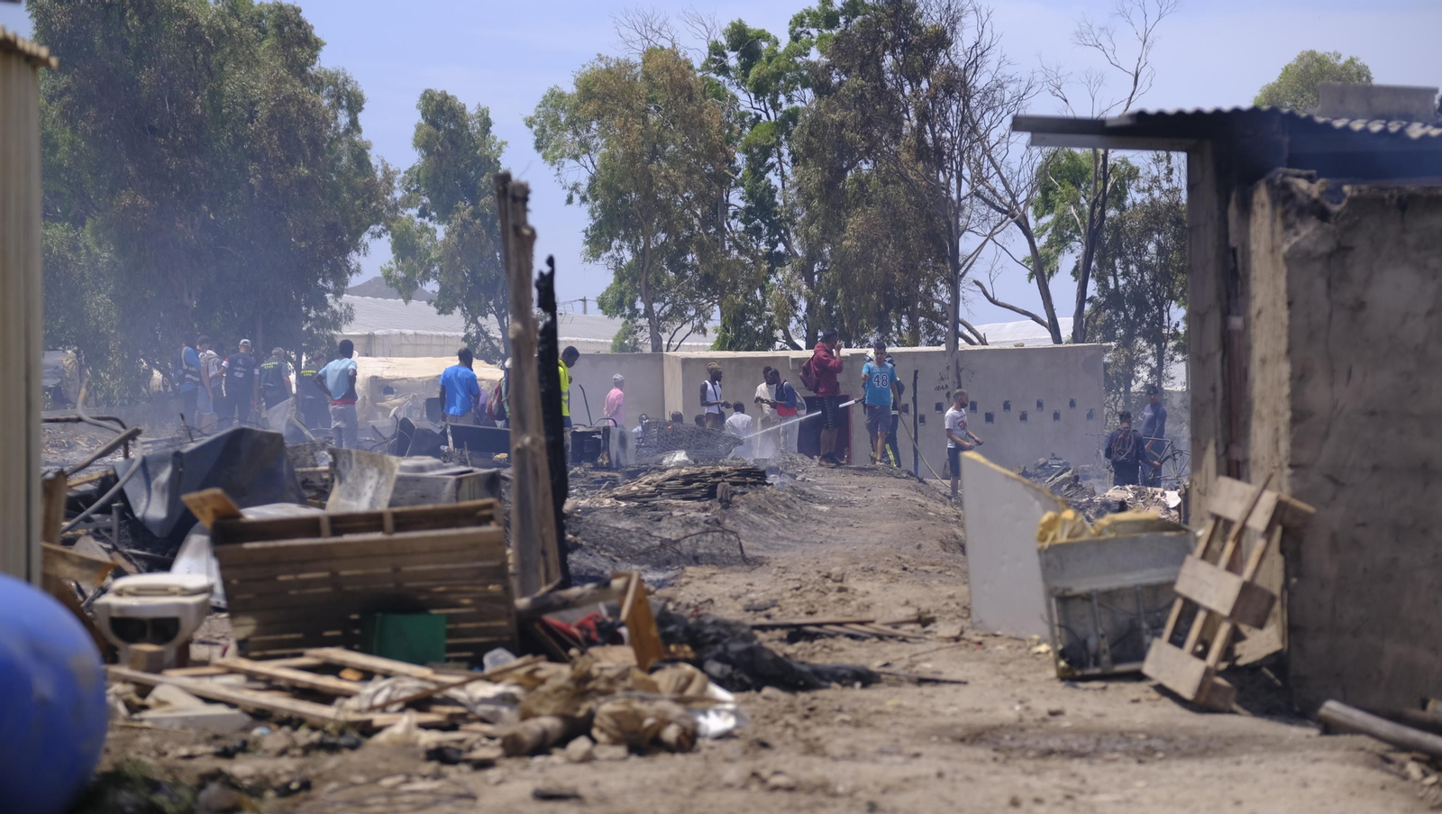 Fotogalería incendio asentamiento de chabolas en Atochares-Níjar (Almería)