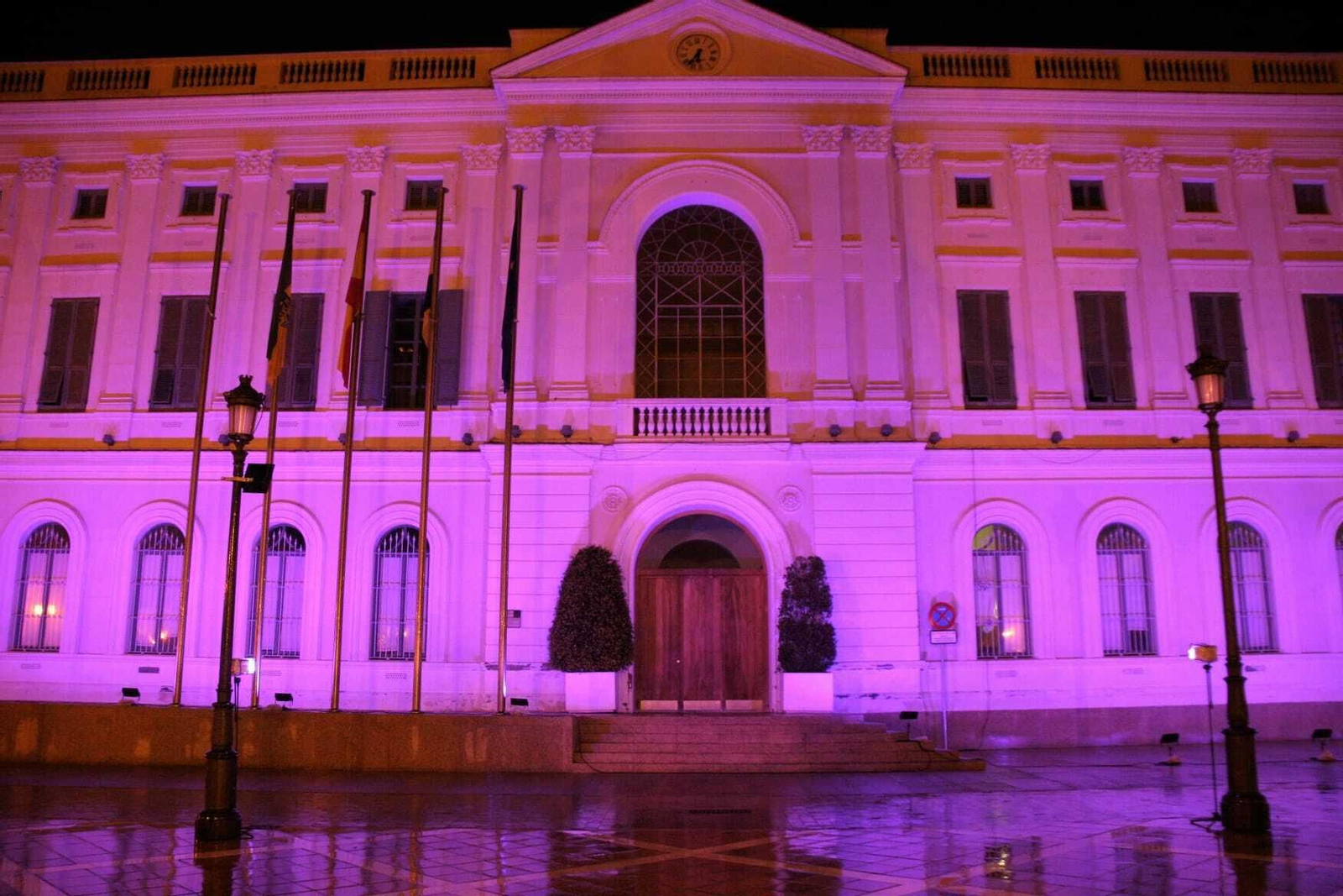El Ayuntamiento se volverá a iluminar de rosa.