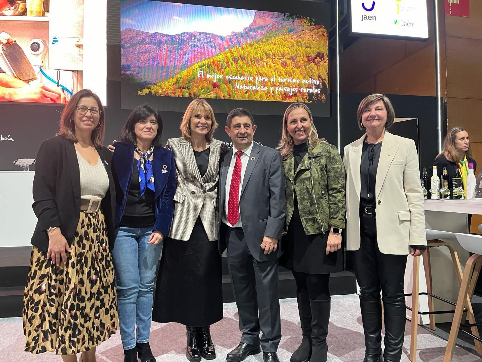 Francisco Reyes da a conocer a Lluïsa Moret, de la Diputación de Barcelona, la oferta turística jiennense presente en esta feria.