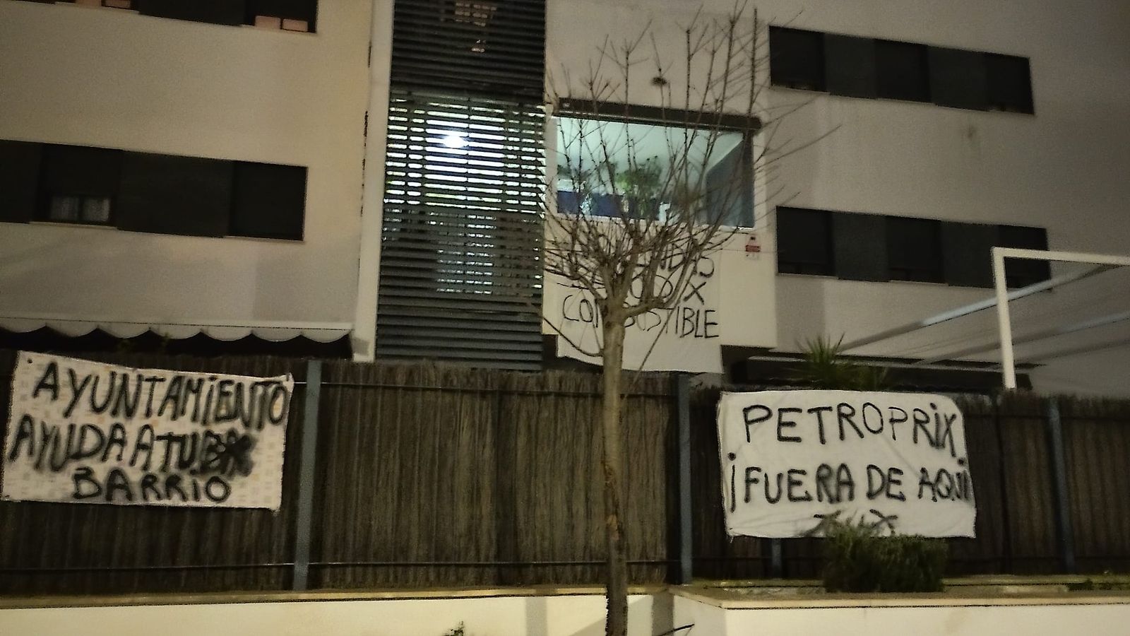 Carteles de protesta en los bloques de Valparaíso.