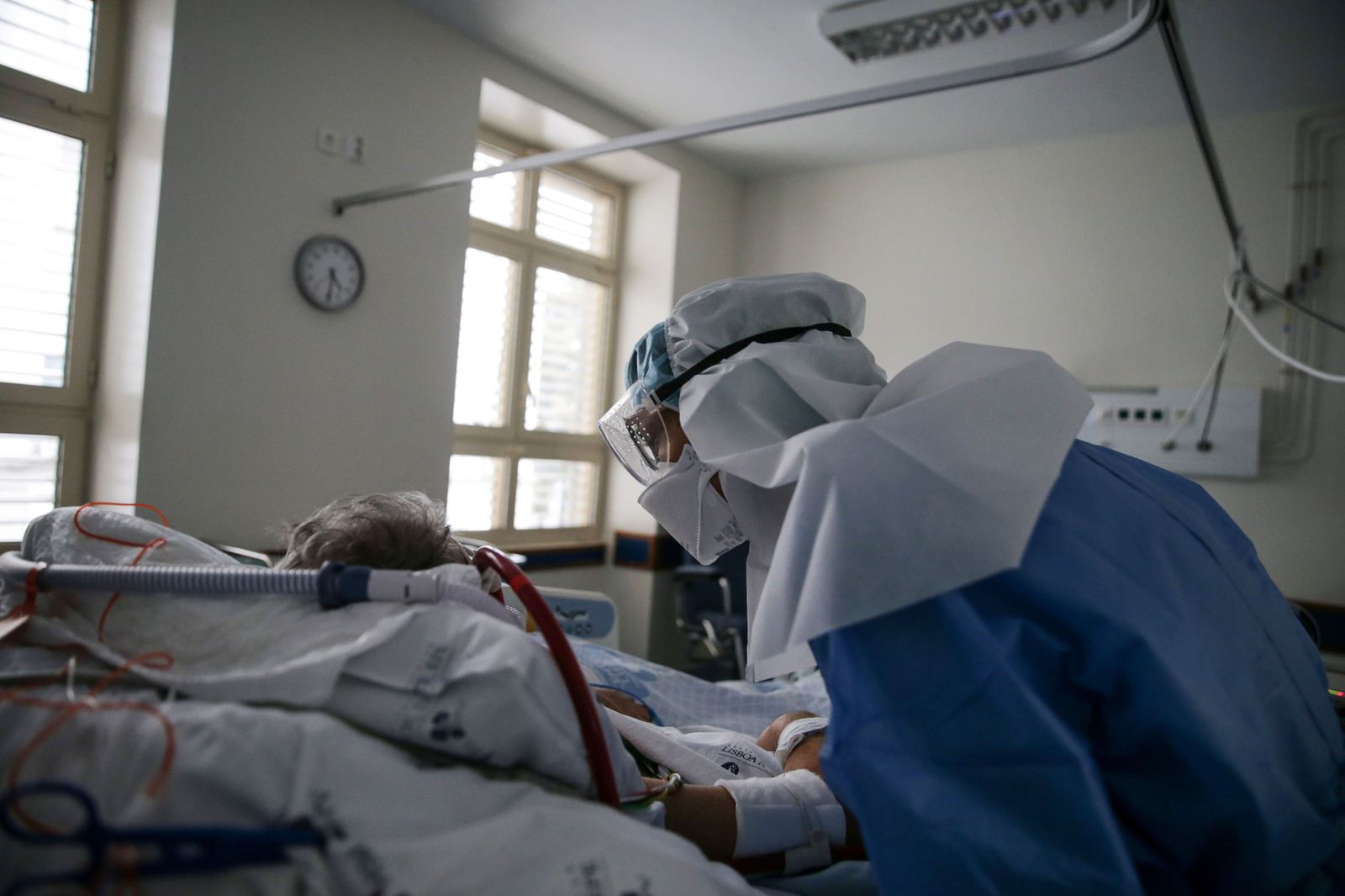 Un profesional sanitario atiende a un paciente con coronavirus en un hospital.