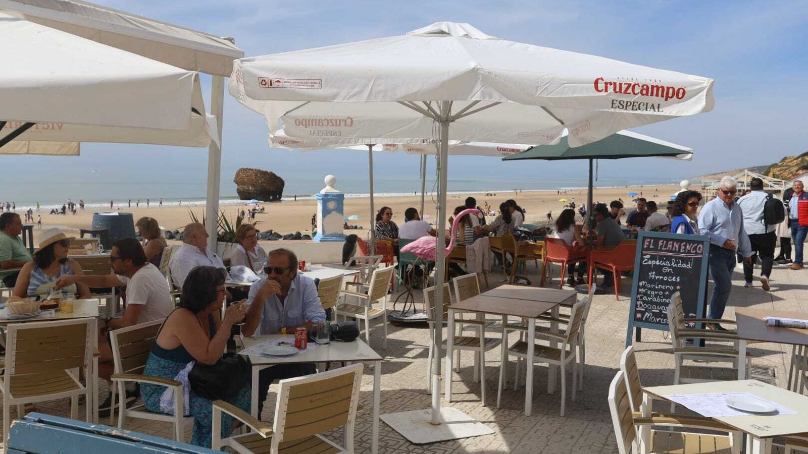 Uno de los chiringuitos del paseo marítima de Matalascañas lleno de gente este sábado