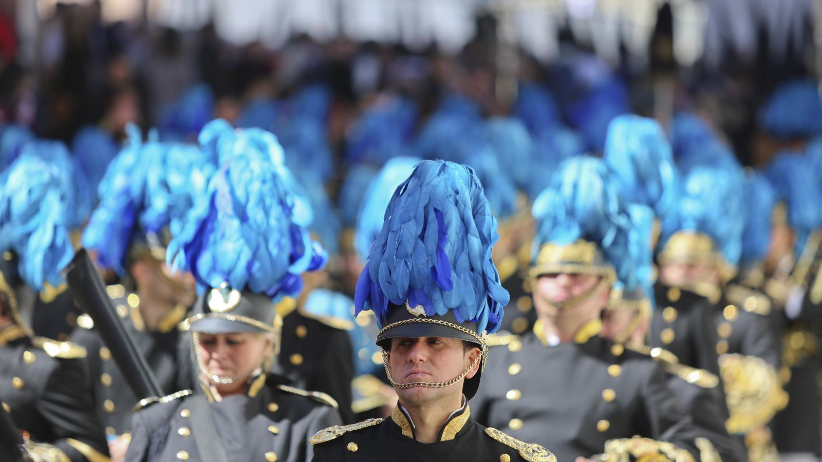 Los músicos interpretan las marchas procesionales detrás de los tronos.