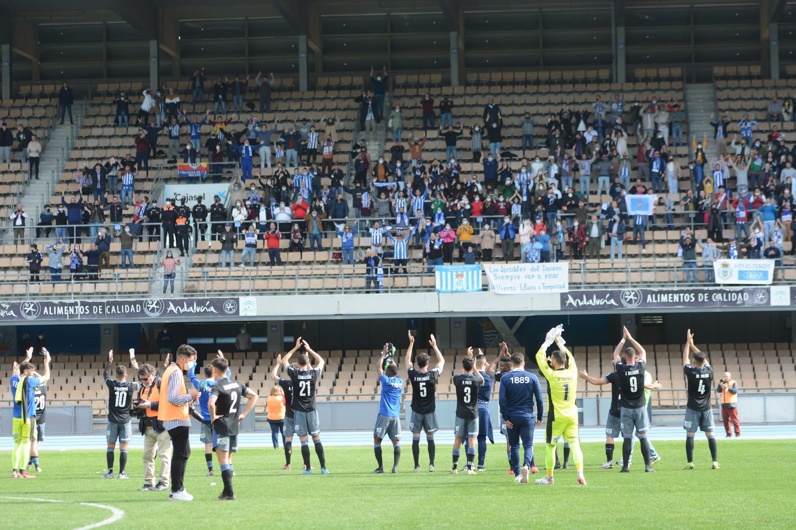 Los jugadores aplauden a la afición albiazul en el último desplazamiento a Chapín.