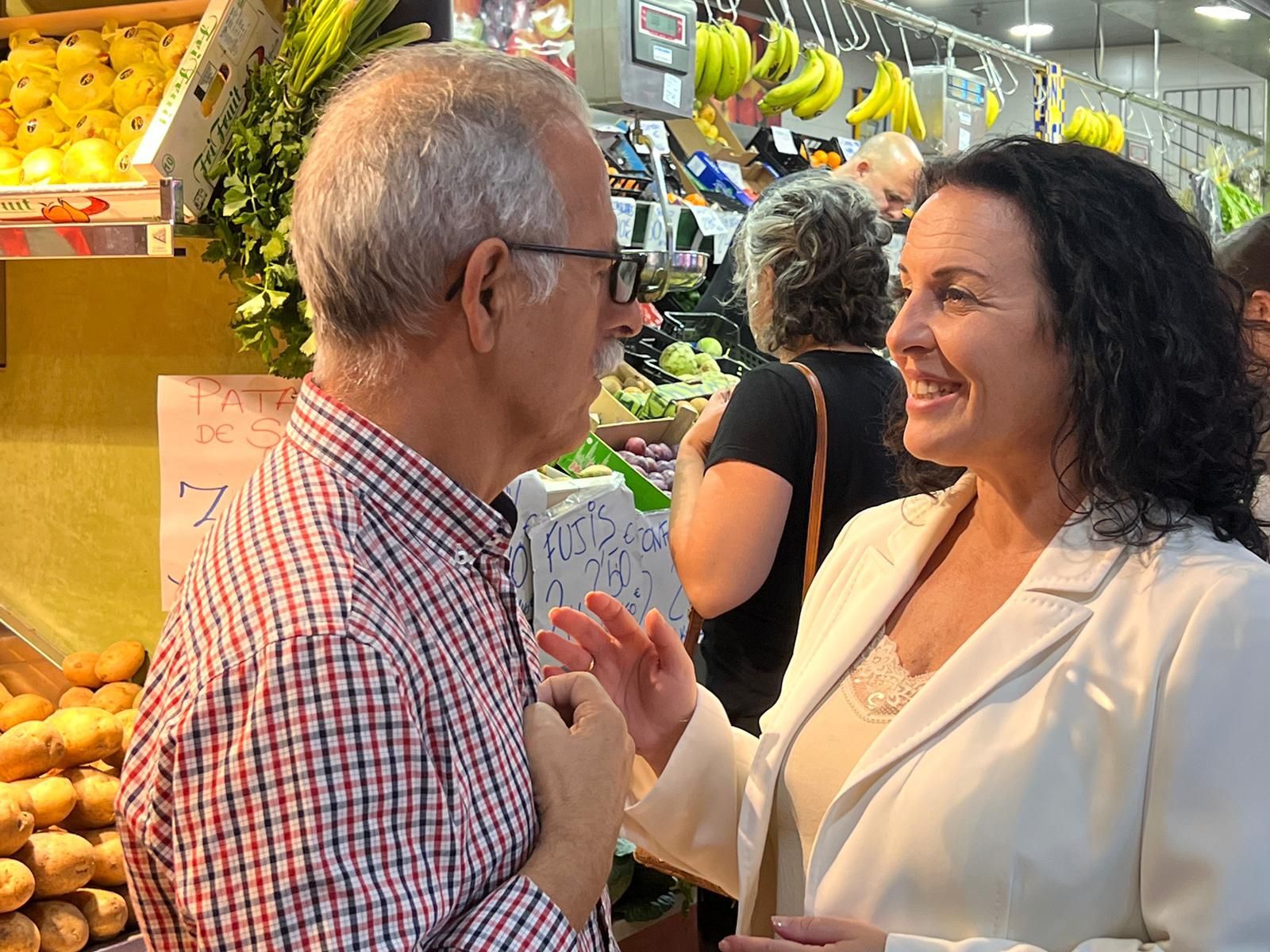 La líder del PP, Ascensión Hita, en el Mercado de Abastos.
