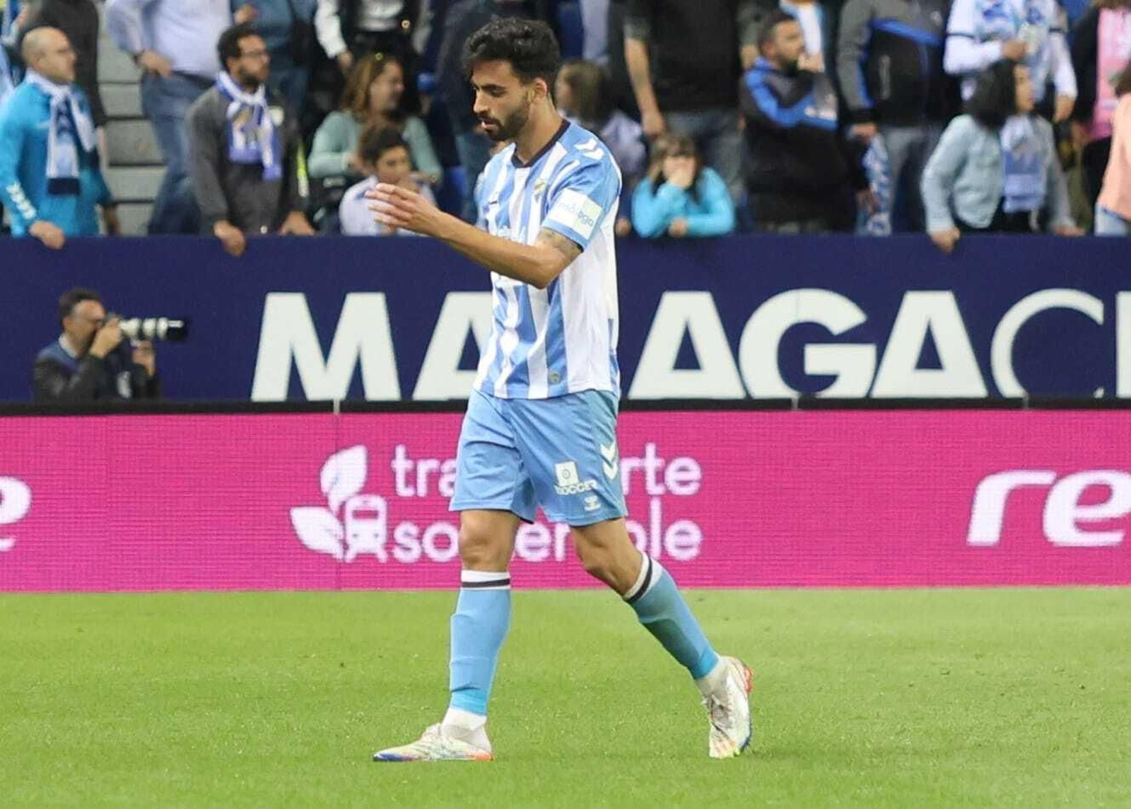 Juande se retira tras la expulsión.