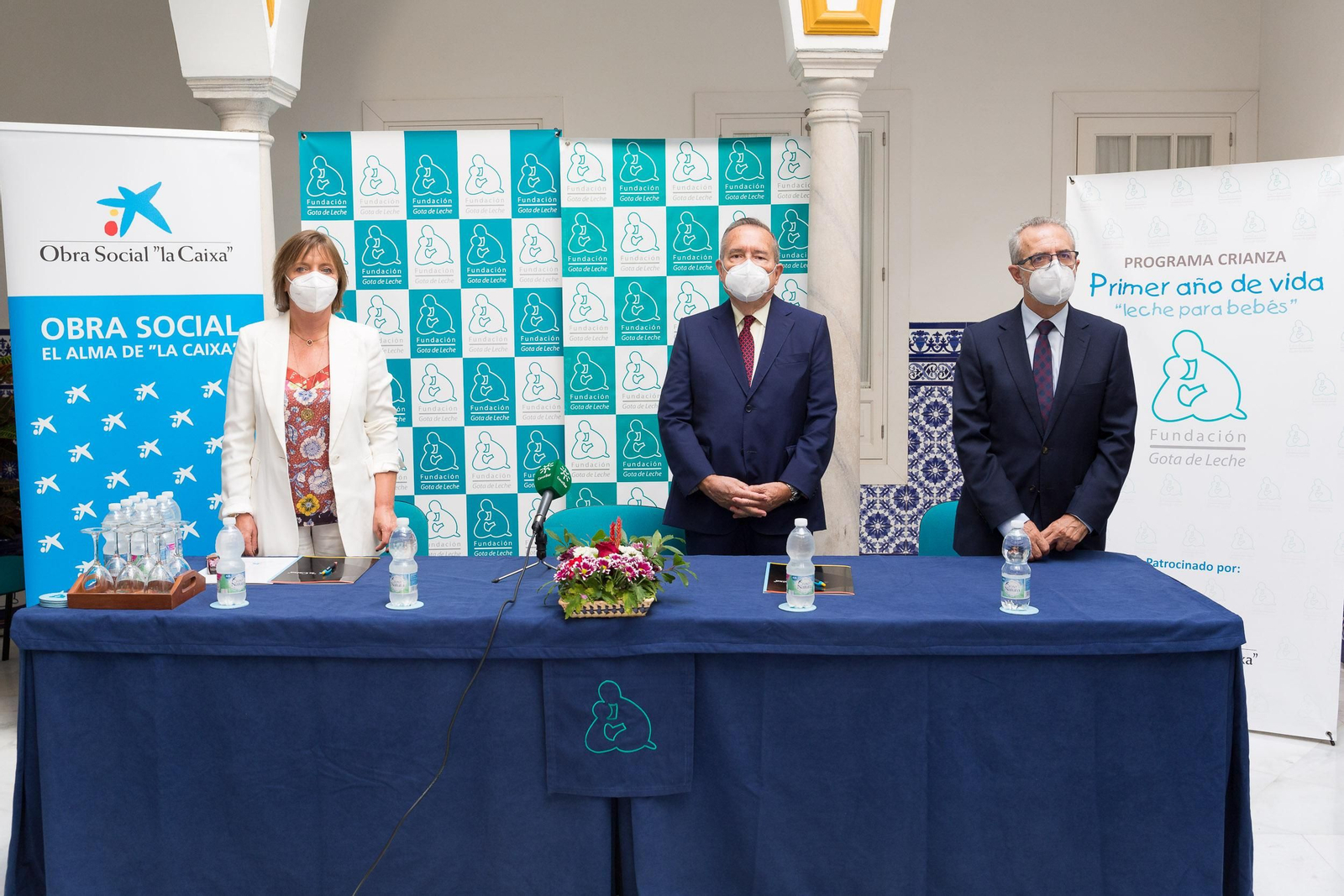 María Jesús Catalá, Federico Argüelles y Juan Manuel Flores durante la firma del convenio.