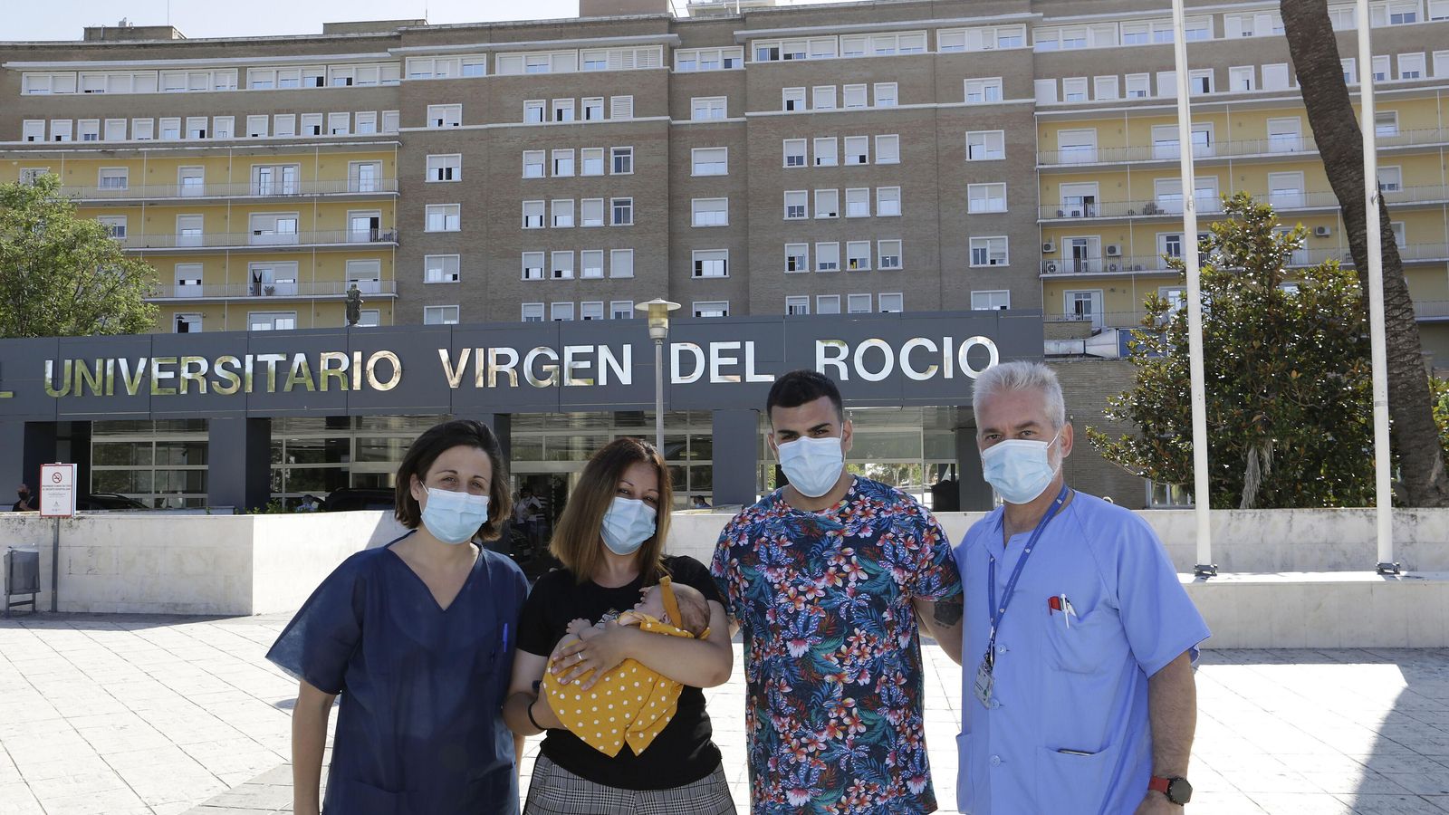 Miriam y su familia junto a los sanitarios Julia Praena y Sergio Anillo.