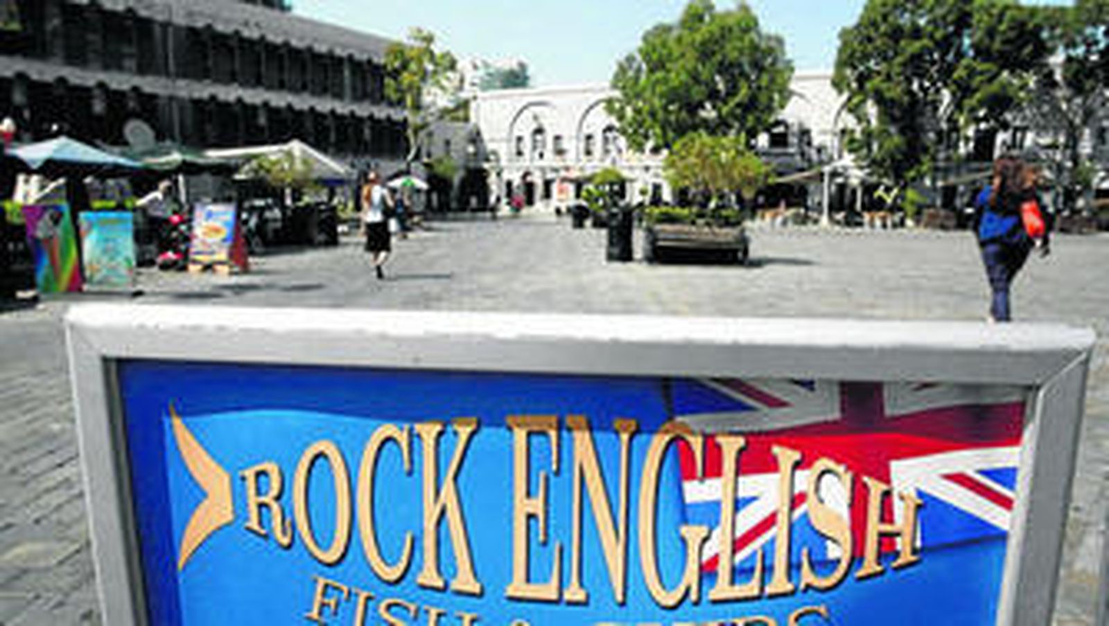 Imagen de la plaza de Casemates y, en primer plano, un cartel que reza 'Gibraltar inglés'.