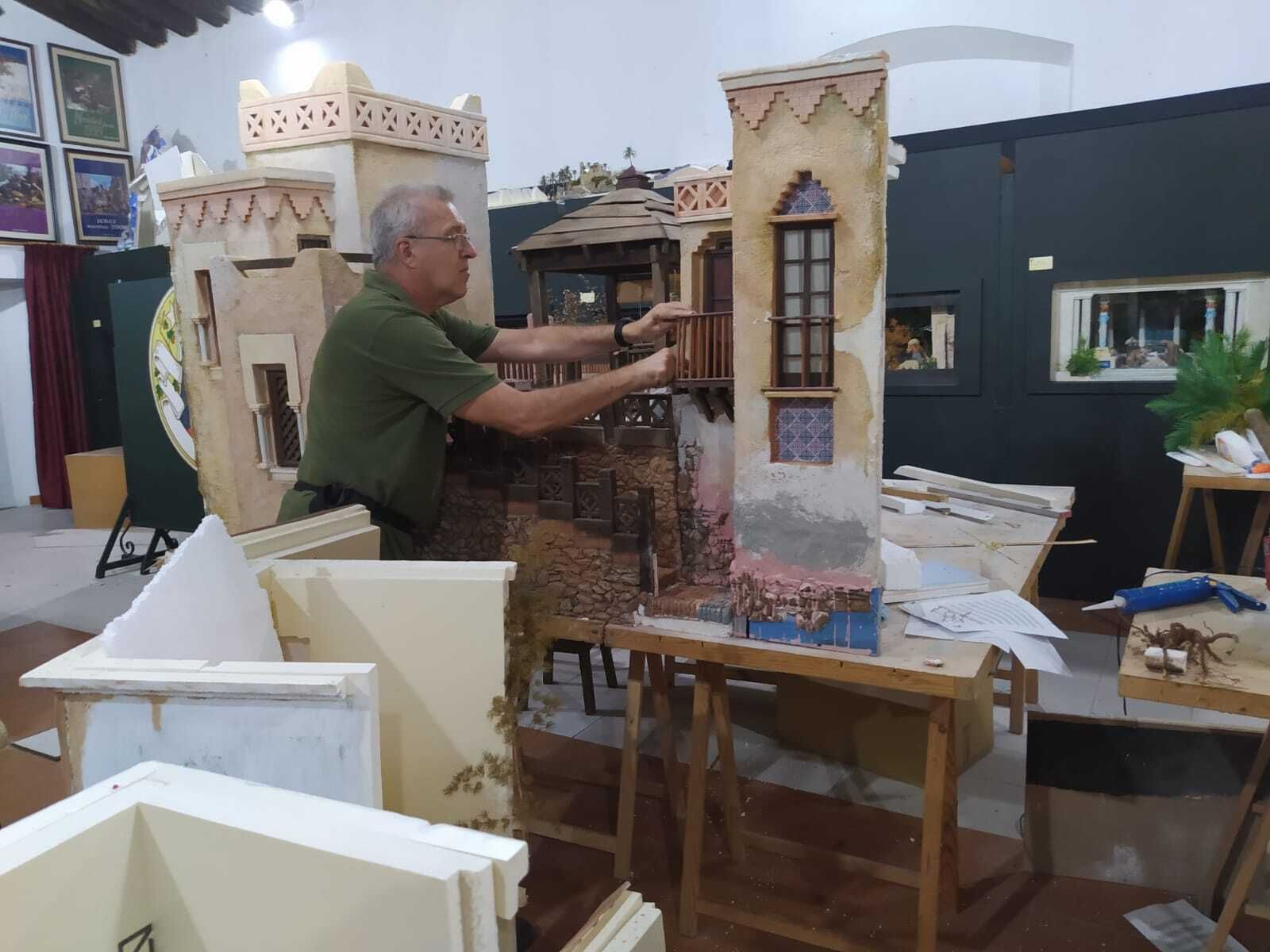 Ramón García, presidente de la Asociación de Belenistas de Jerez, preparando un nacimiento el pasado jueves en la sede de la entidad.
