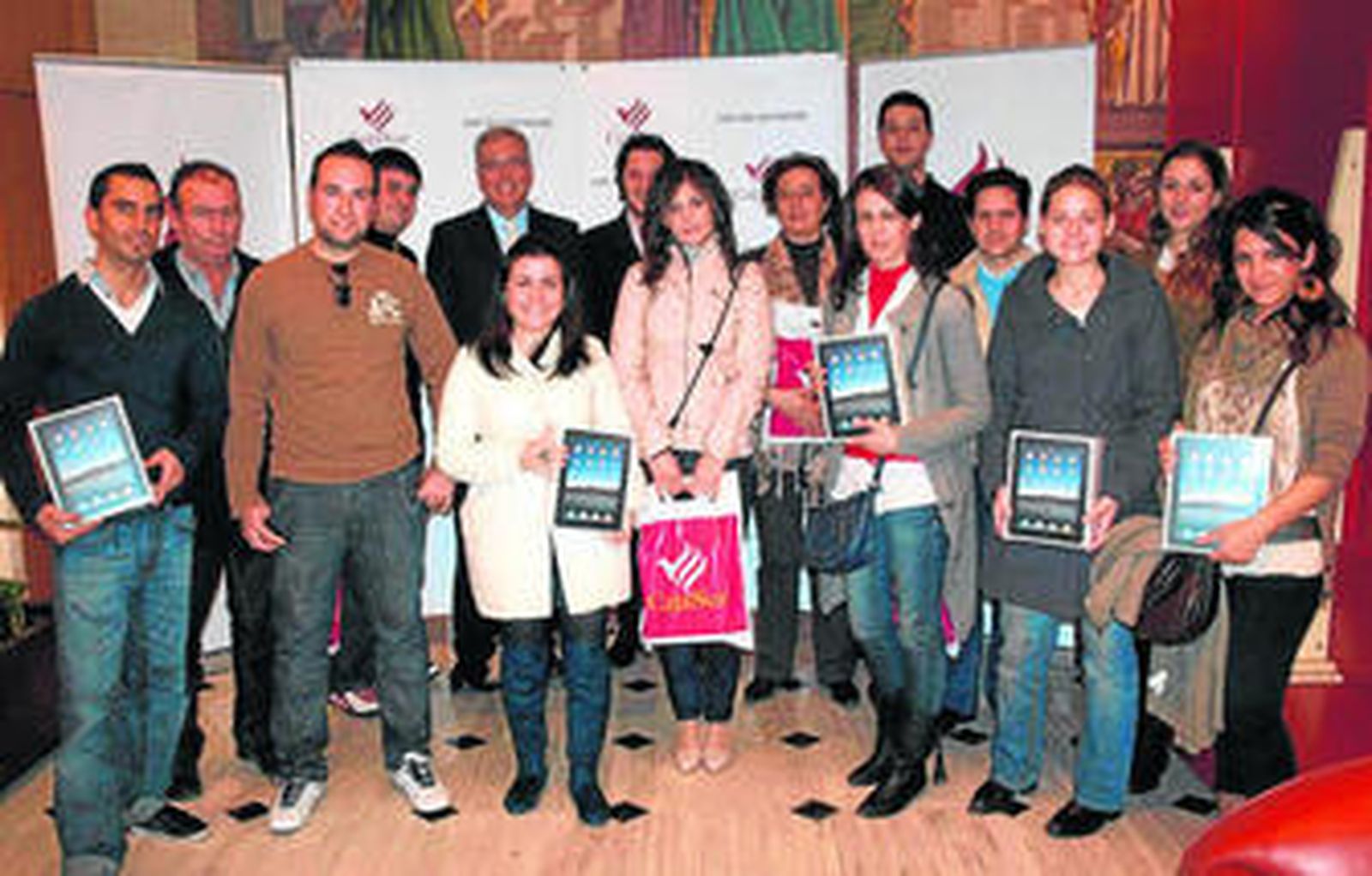 Los ganadores, tras la entrega de los Ipad.