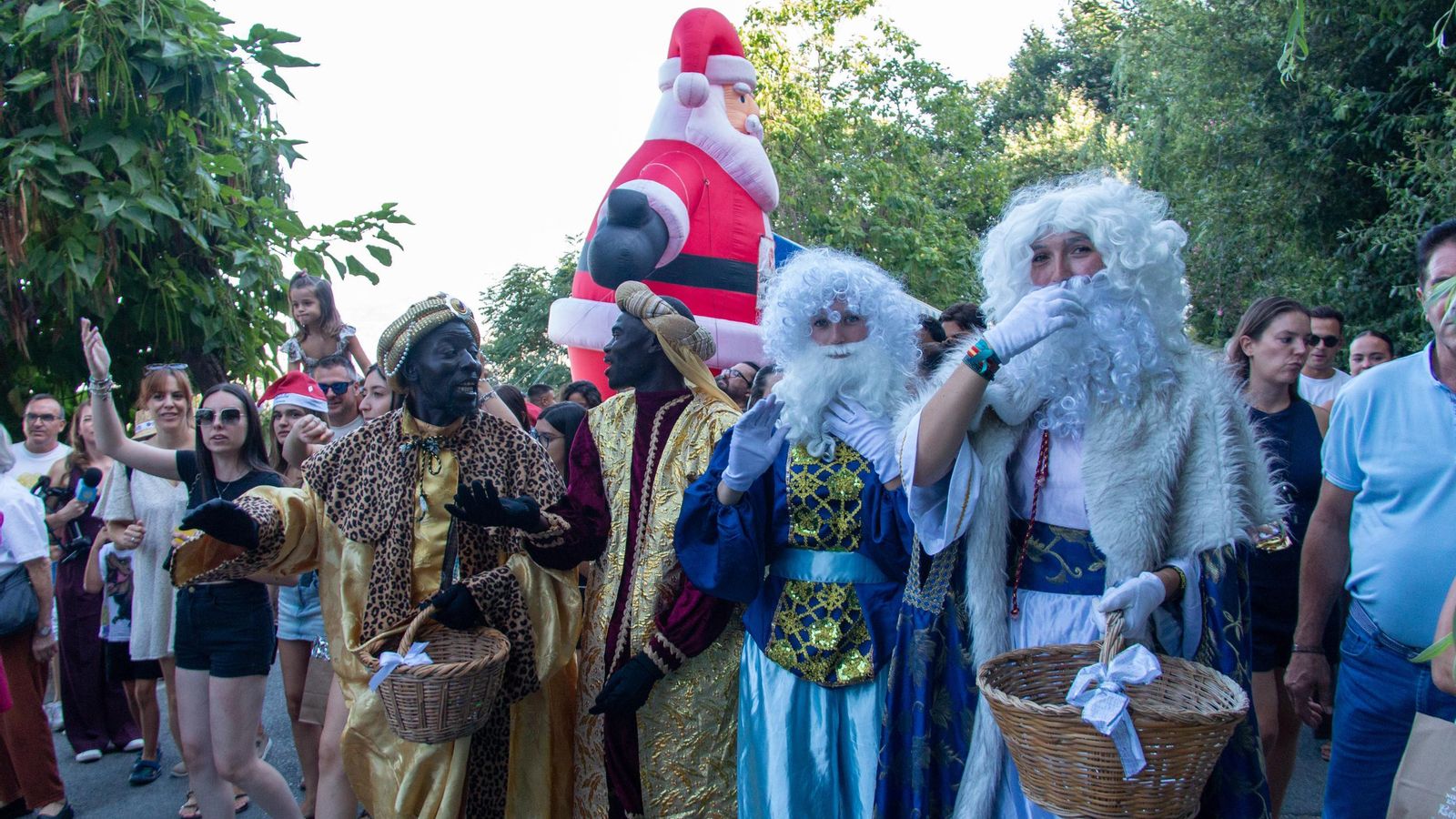 Los Reyes Magos berchuleros posan en su desfile por la localidad.