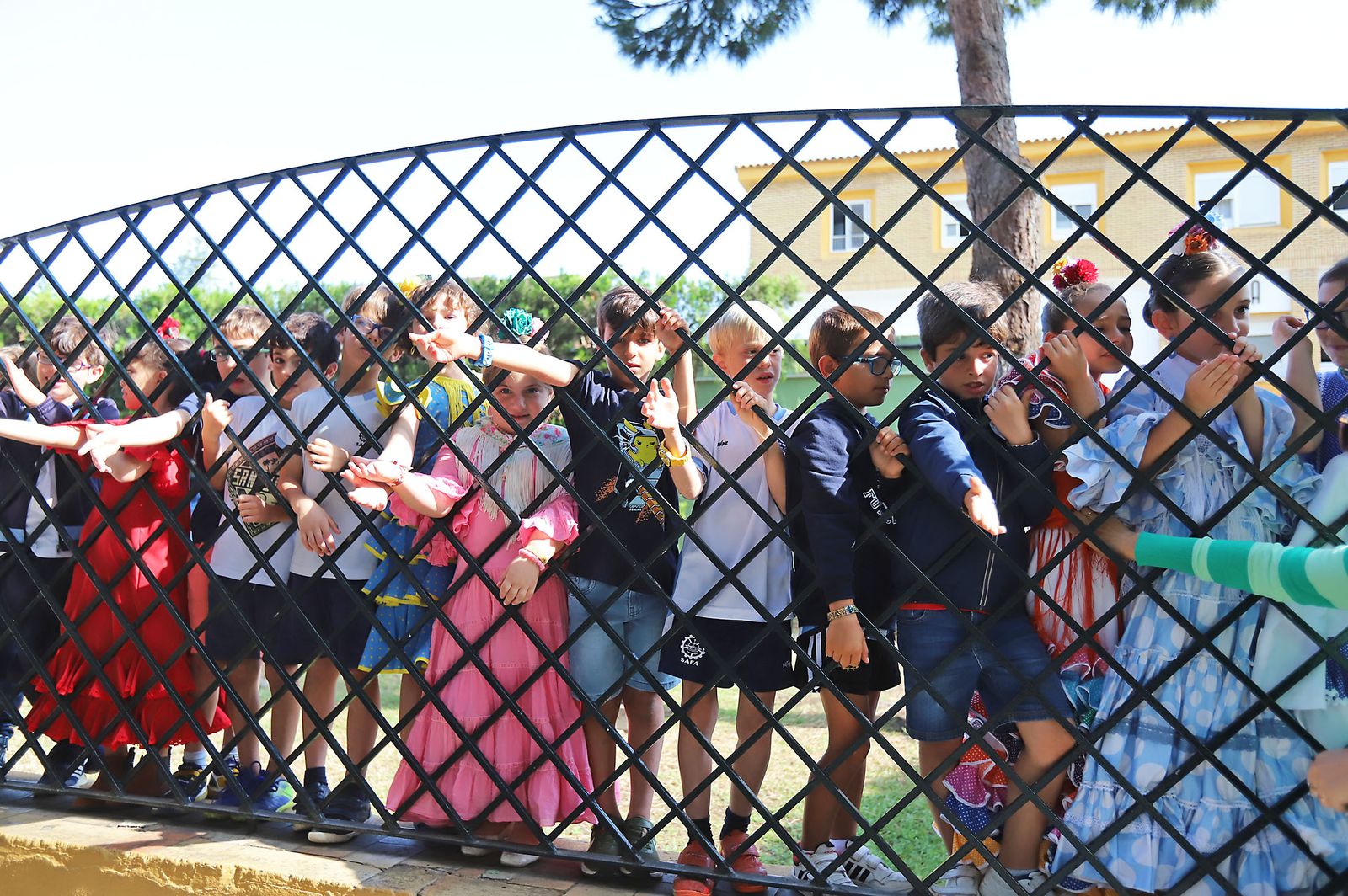 El Rocío 2023: Imágenes de la Hermandad de Emigrantes en su salida de Huelva