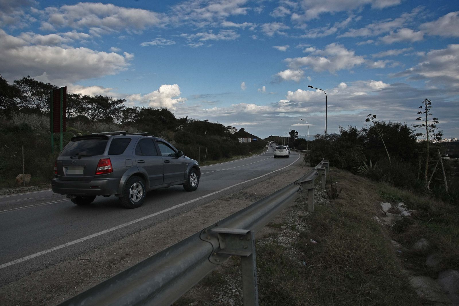 La carretera de acceso al casco urbano de Los Barrios, ayer por la tarde.