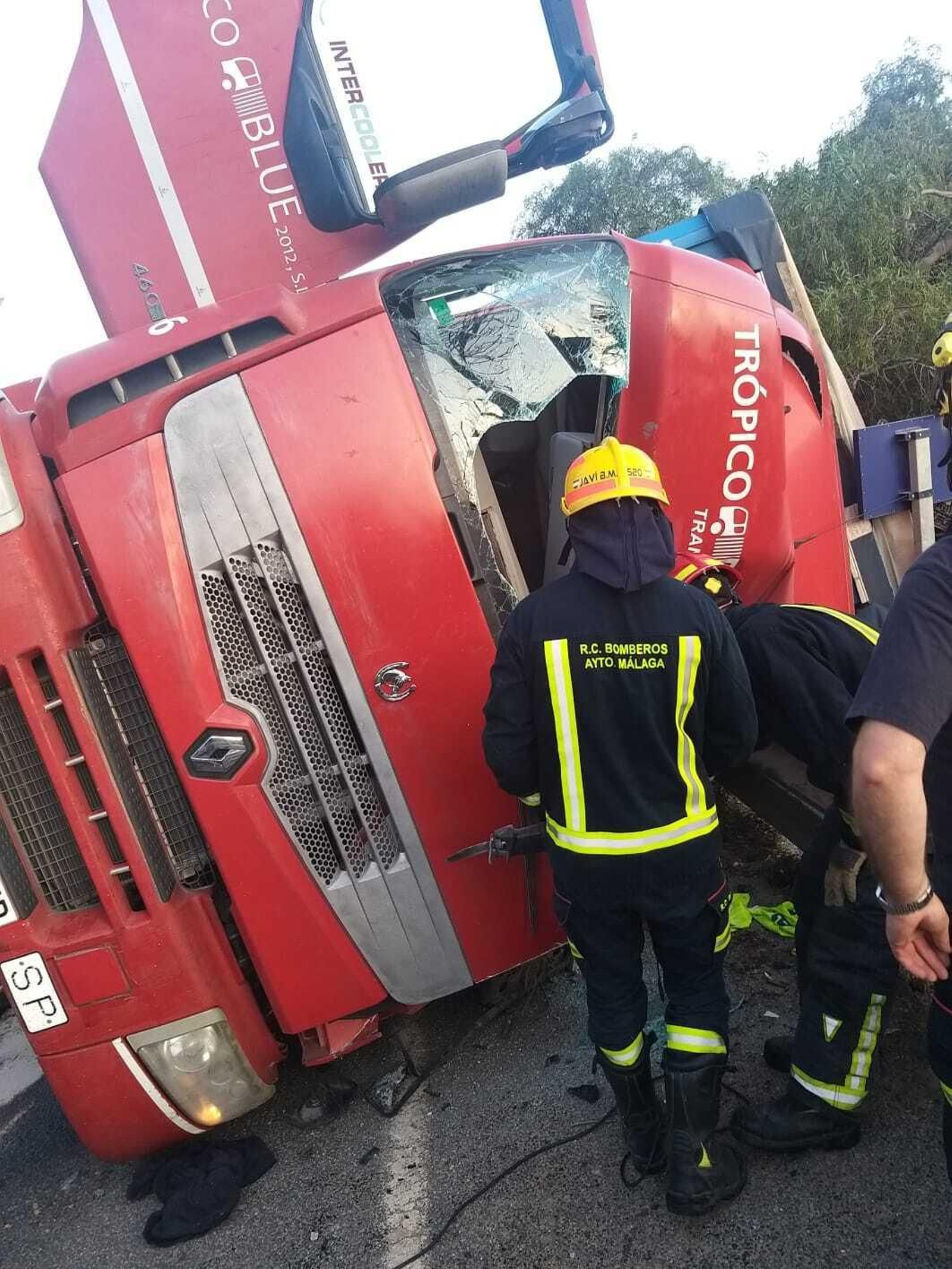 Bomberos durante la intervención.