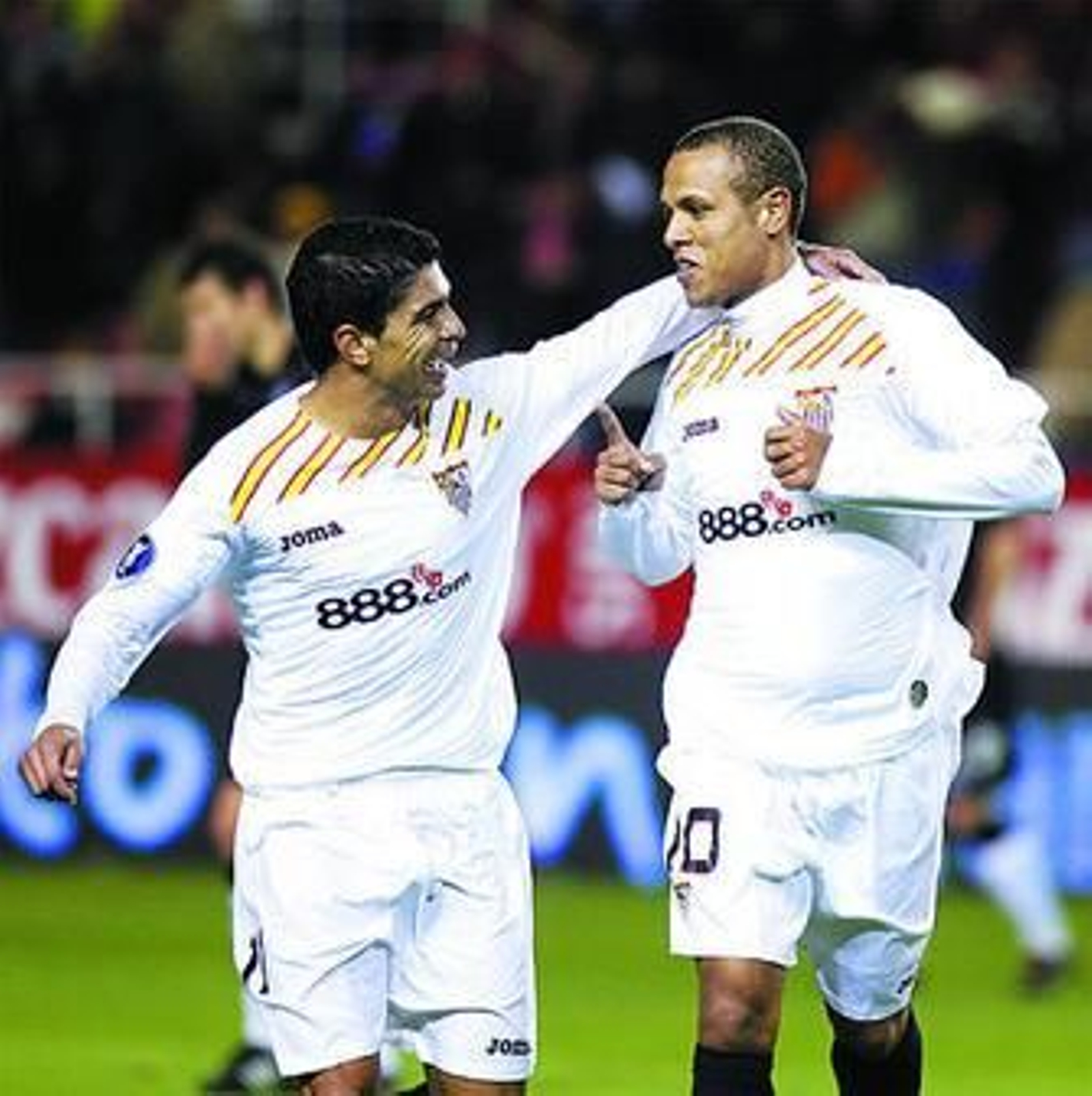 Renato y Luis Fabiano festejan uno de los tantos.