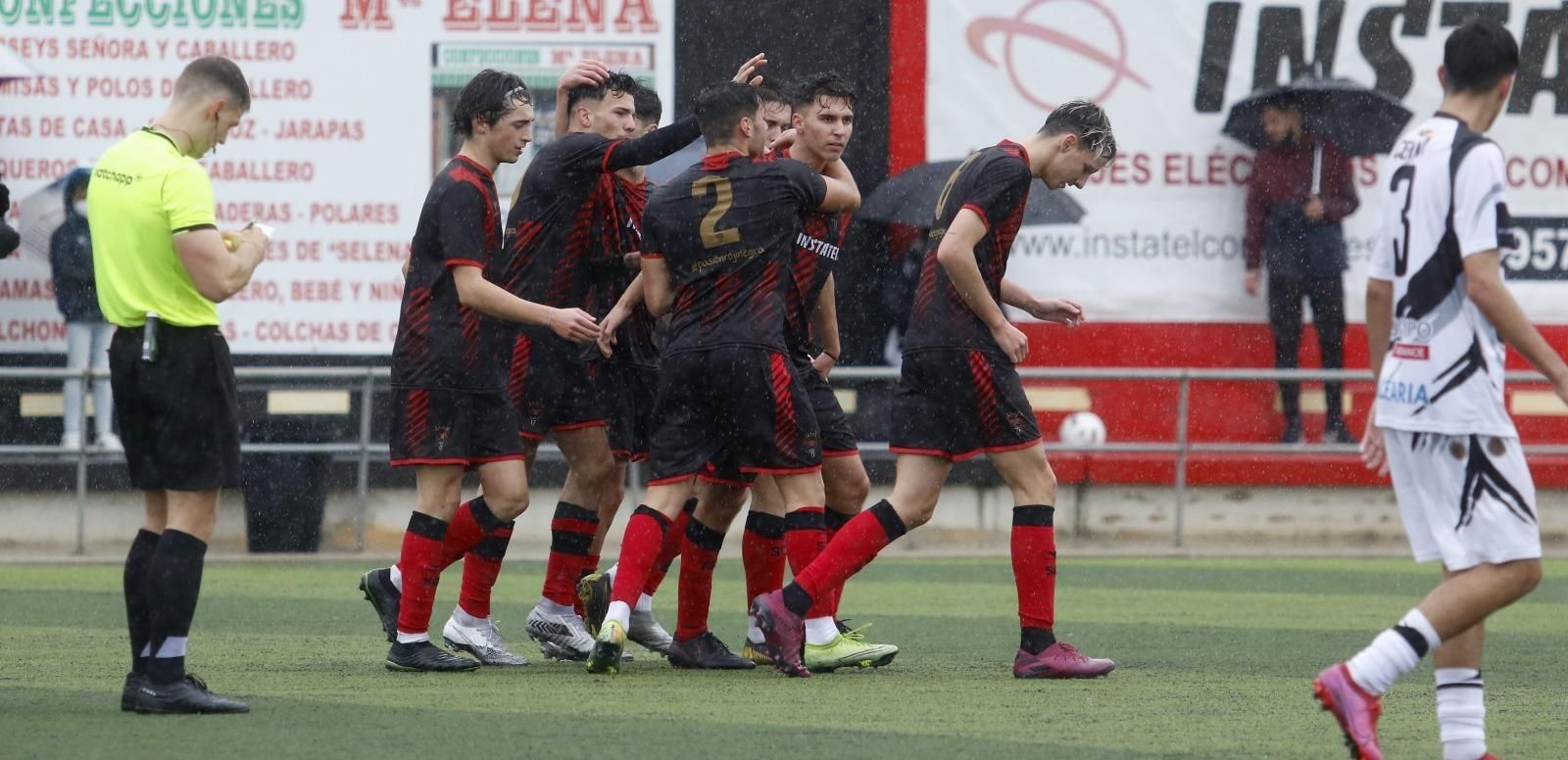 Los jugadores del Séneca celebran uno de sus goles ante el Polillas de Ceuta.