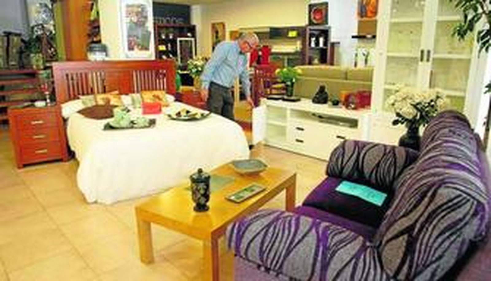 Interior de la tienda muebles Mobarí, en la avenida Ana de Viya.