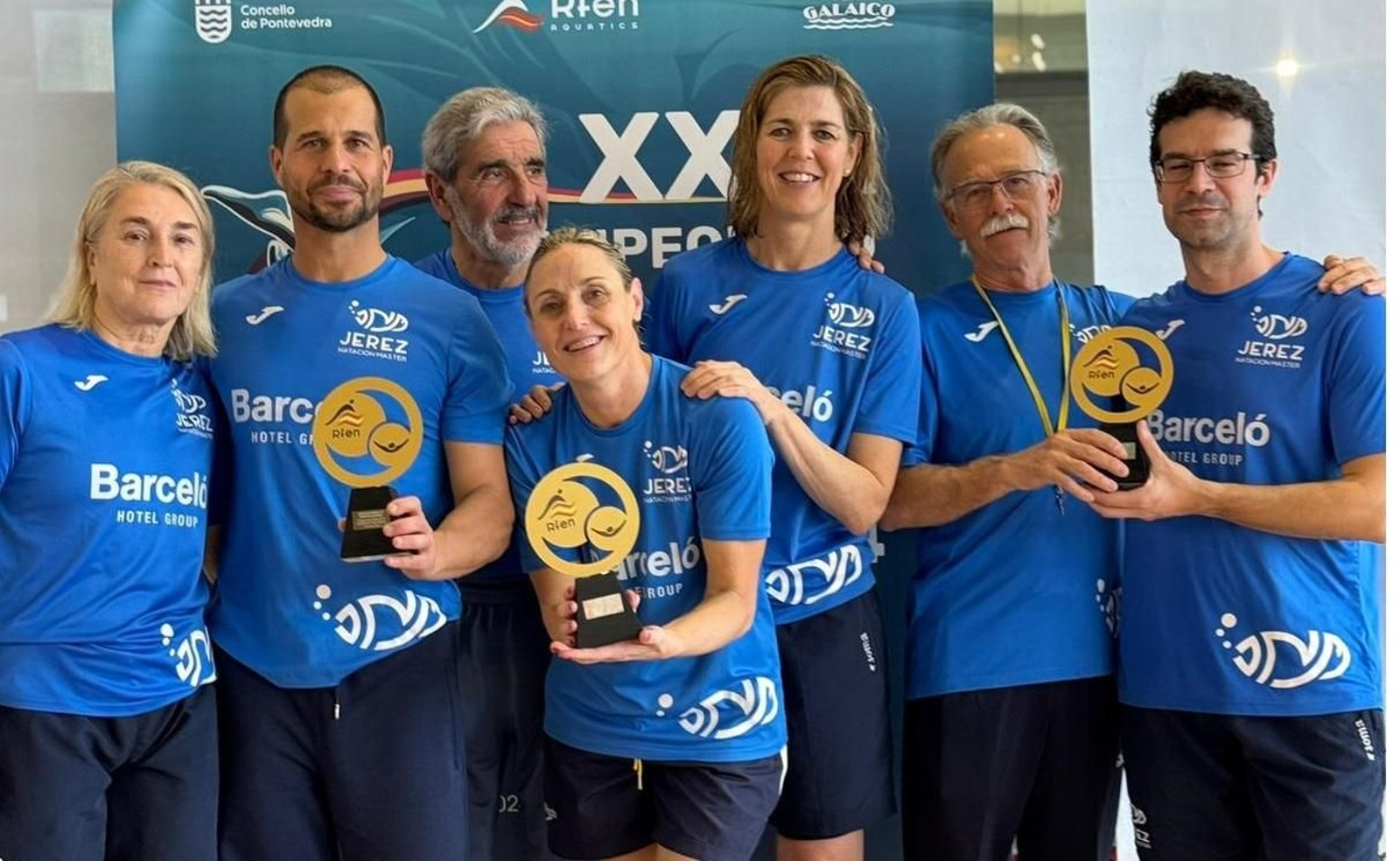 Algunos integrantes del Jerez Máster posan con los trofeos.