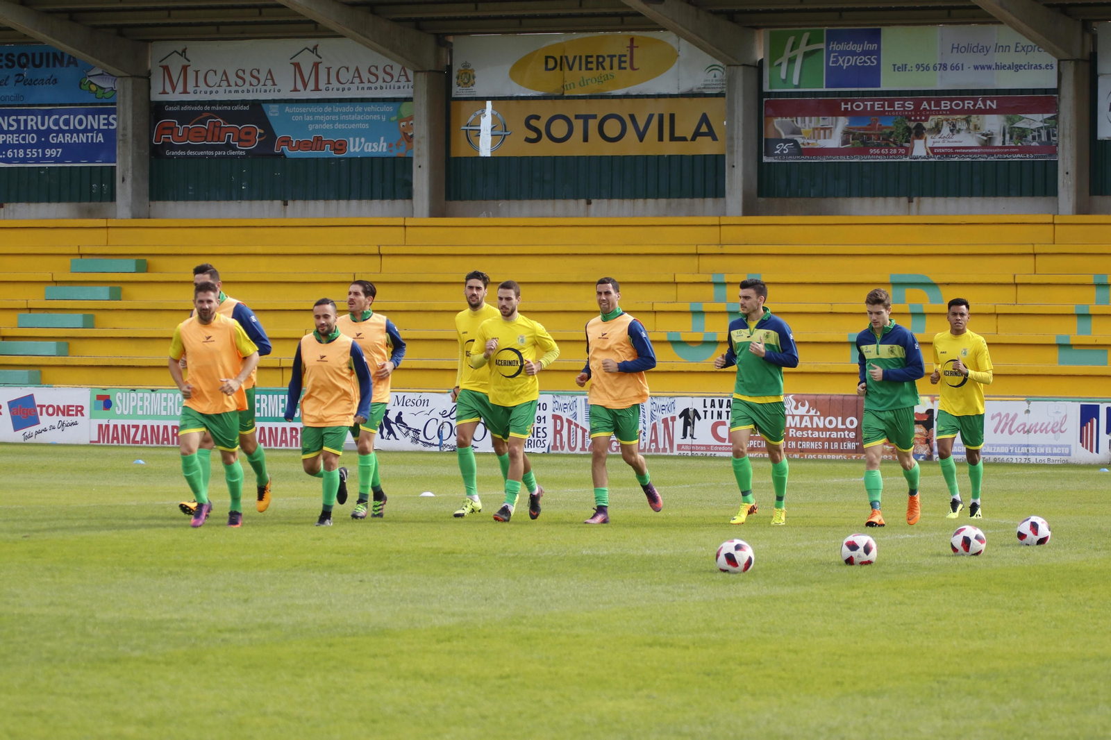 Algunos jugadores de la UD Los Barrios se ejercitan en un entrenamiento.