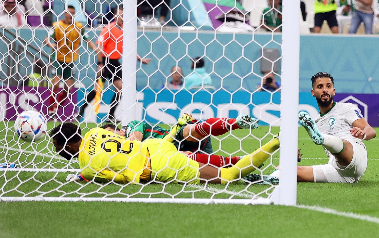 La acción del primer gol mexicano.