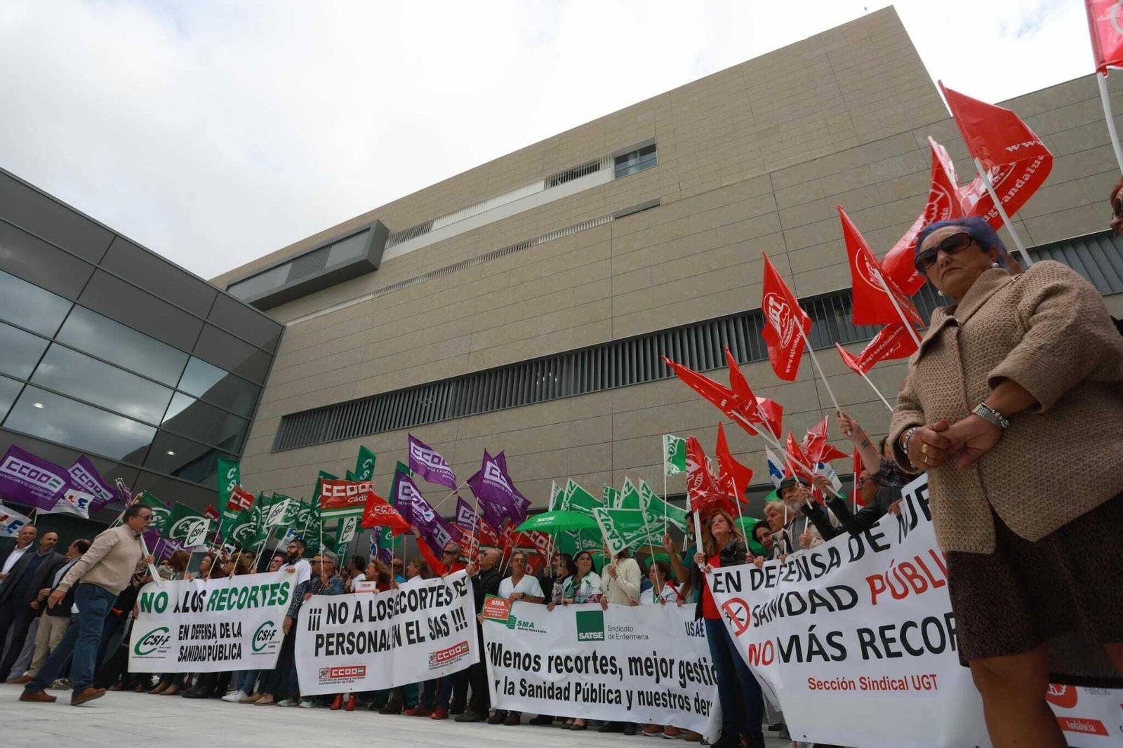 Los sindicatos, en la concentración en La Línea que repetirán el día 21 en Algeciras.