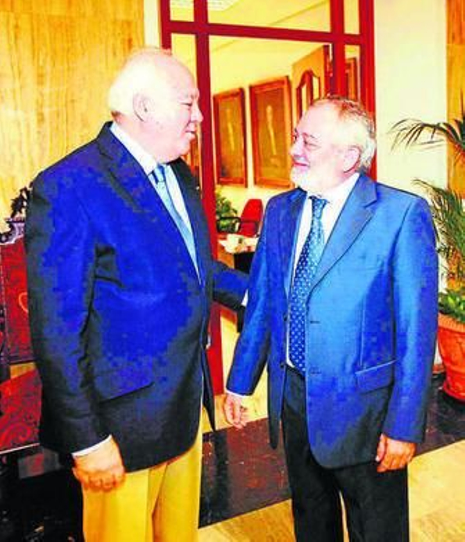 Moratinos junto al alcade, Andrés Ocaña, en una imagen de archivo.