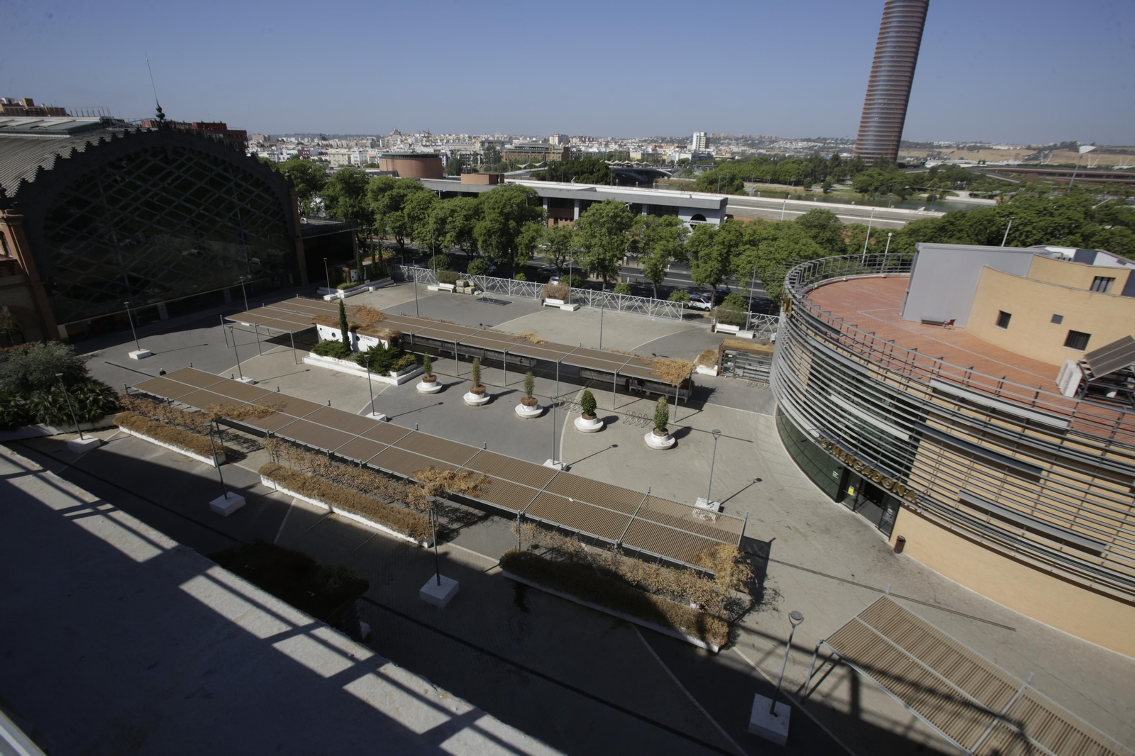 Abandono y mal estado de la plaza entre Mercadona y Plaza de Armas