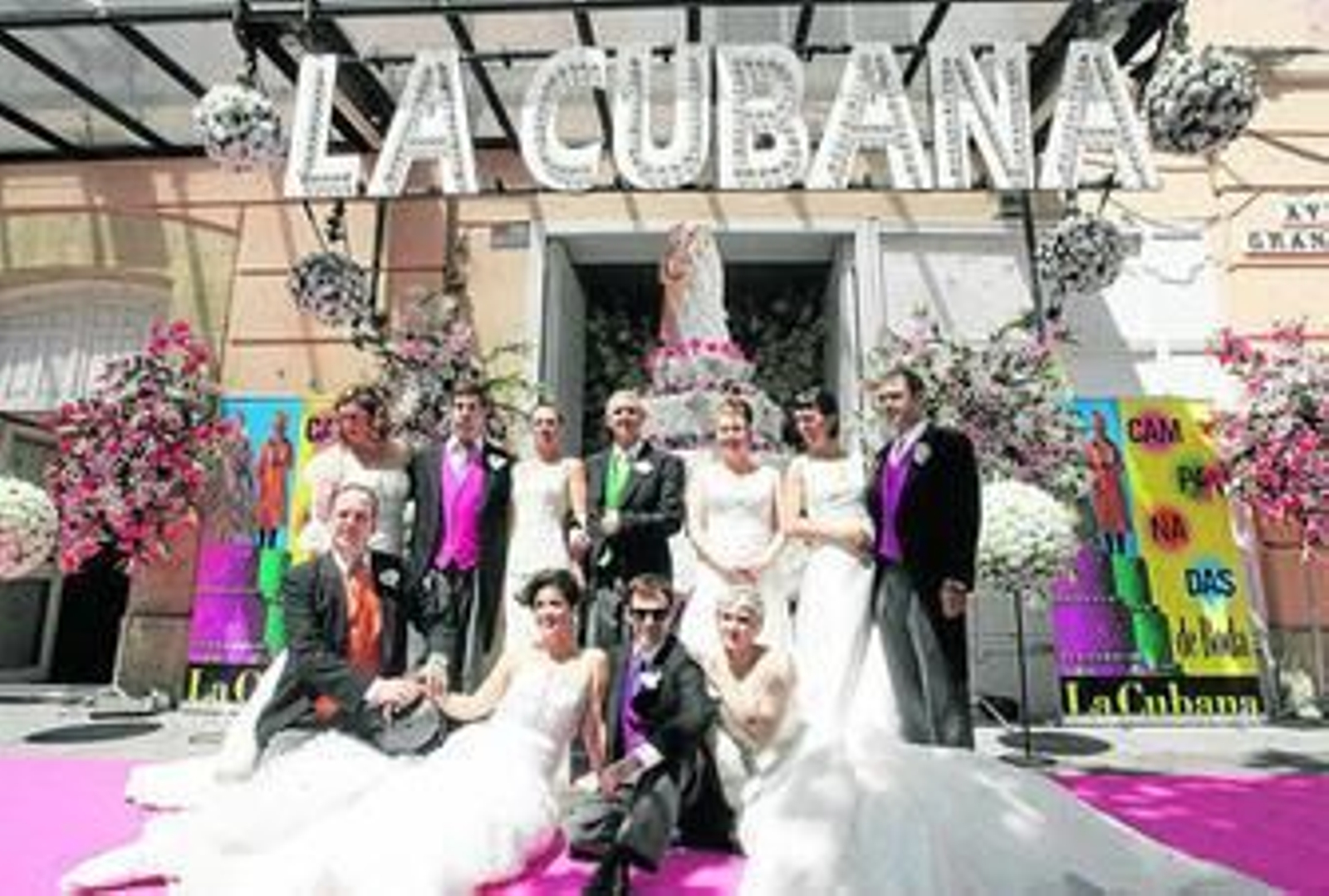 Los miembros de la compañía, en la presentación ayer de la obra en el exterior del Gran Teatro.