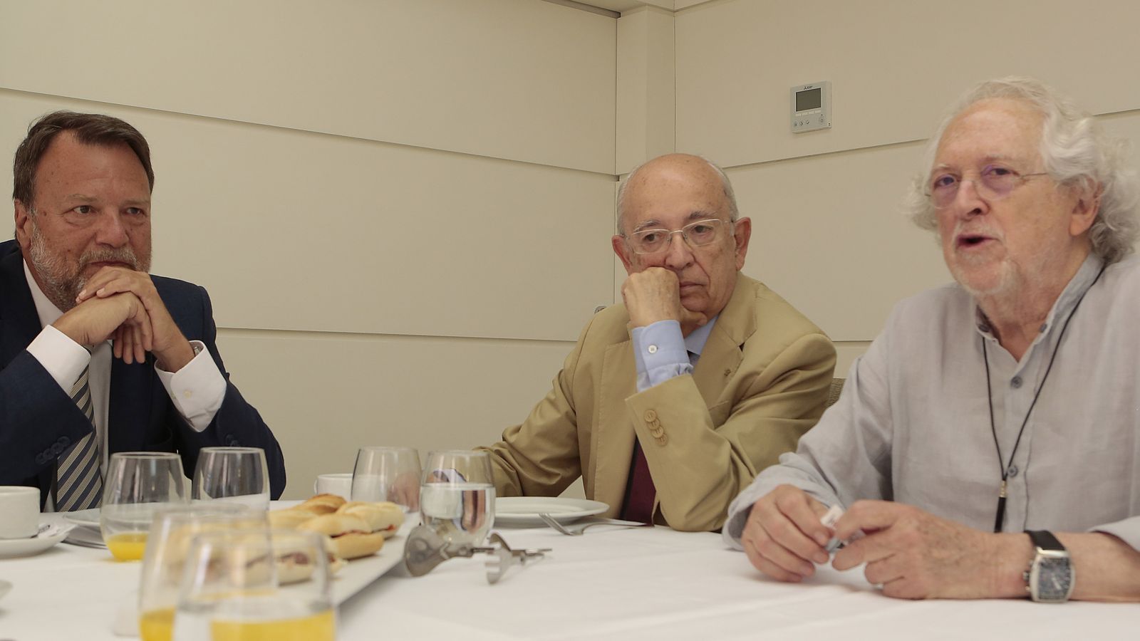 Los tres ex alcaldes, durante el encuentro.