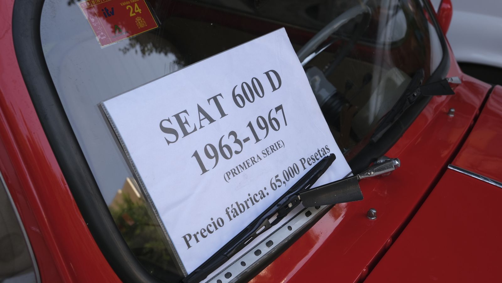 Imágenes de la exposición de Amigos del Seat 600 y Mini Cooper, en la Feria de Almería