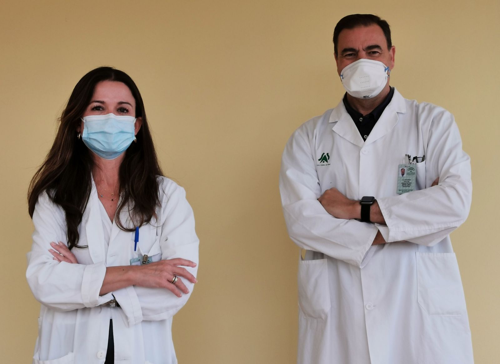 La jefa del servicio de Pediatría,  Eva María Torres Begara, acompañada del director del curso y pediatra del  Valme,  Antonio Millán Jiménez.