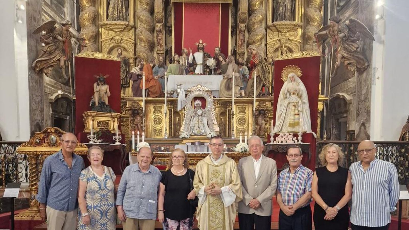 Los antiguos hermanos se fotografían ante los titulares