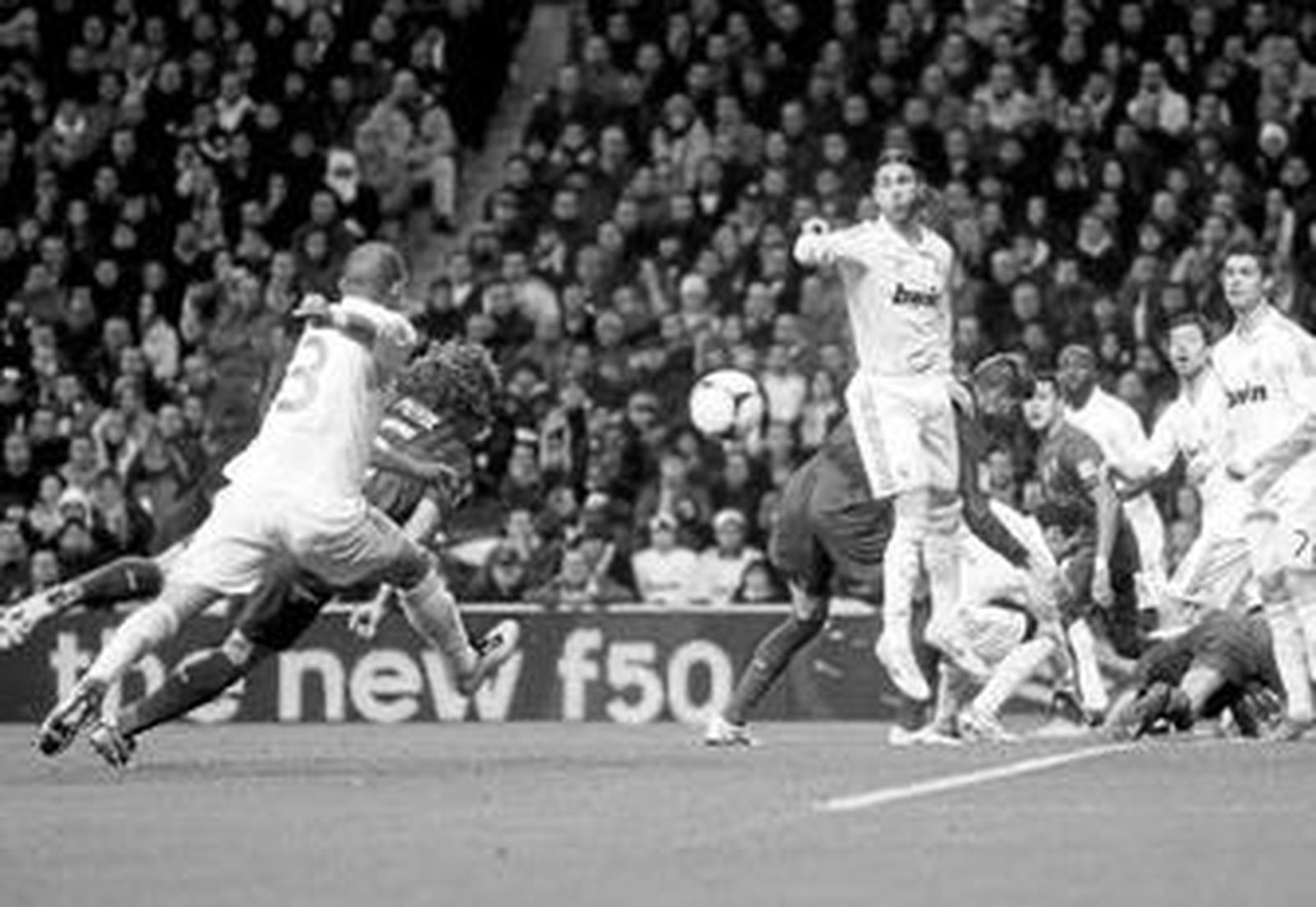 Puyol se lanza en plancha para anotar el 1-1 anticipándose a Pepe.