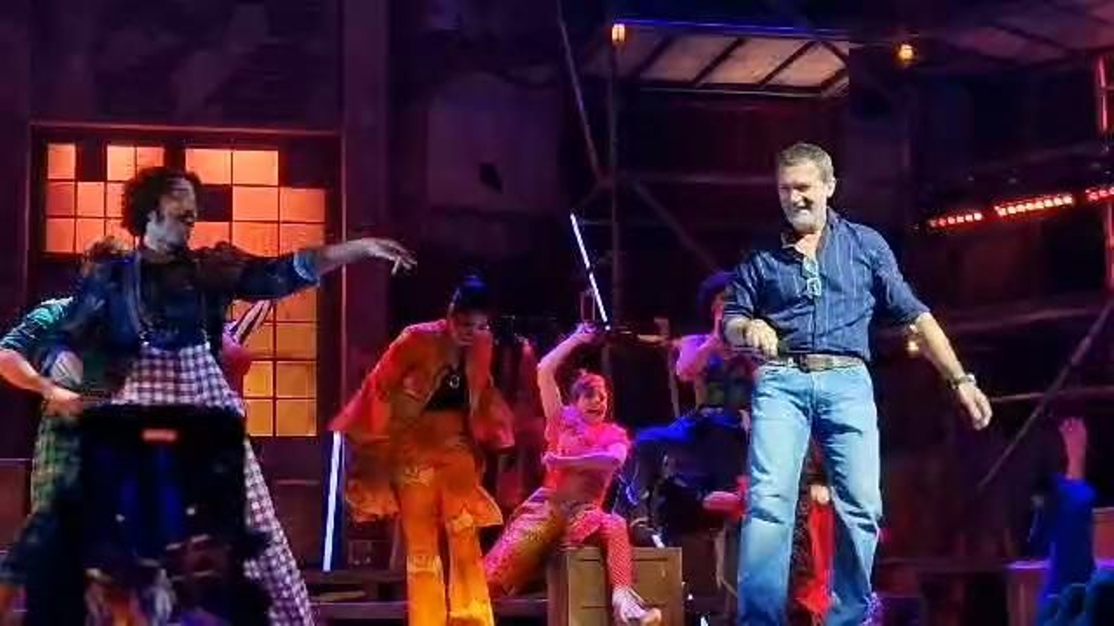 Antonio Banderas se une al elenco de 'Godspell' cantando y bailando durante su presentación en Málaga