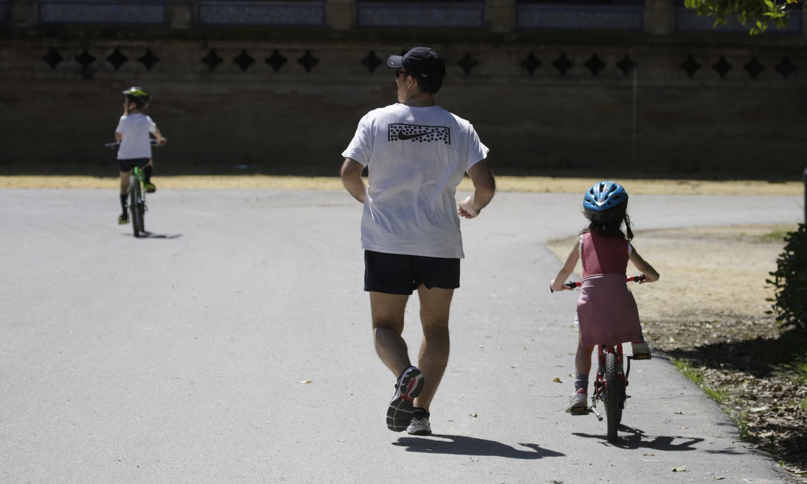 Una familia disfruta del buen tiempo de estos días