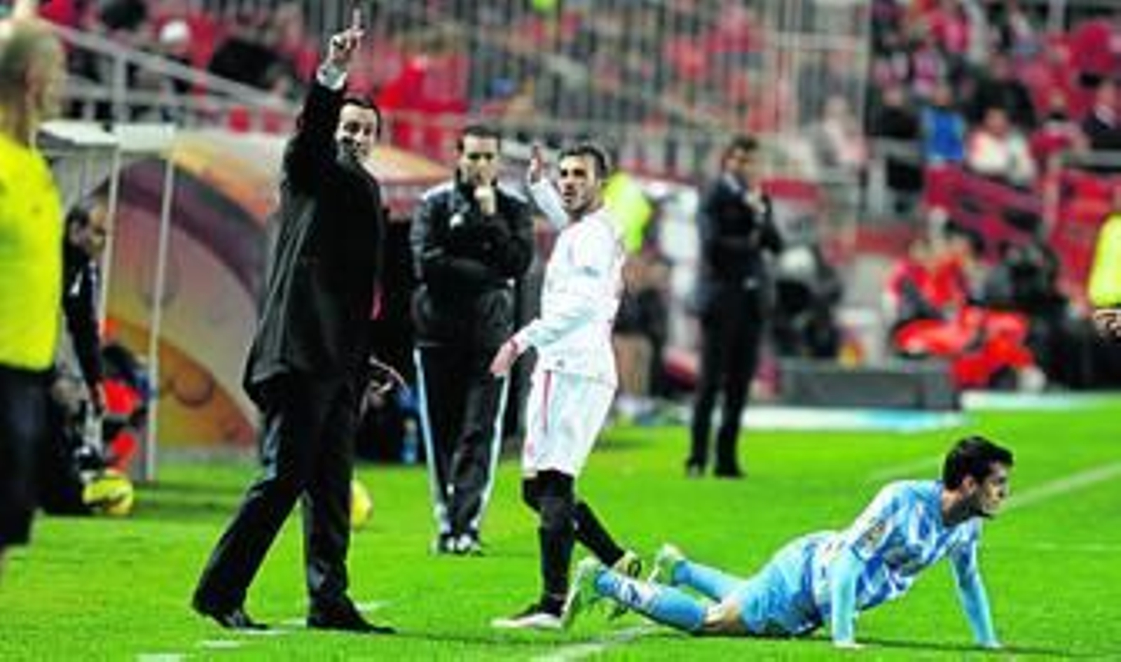 Emery solicita atención ante Figueiras y Juanmi, caído en el suelo.