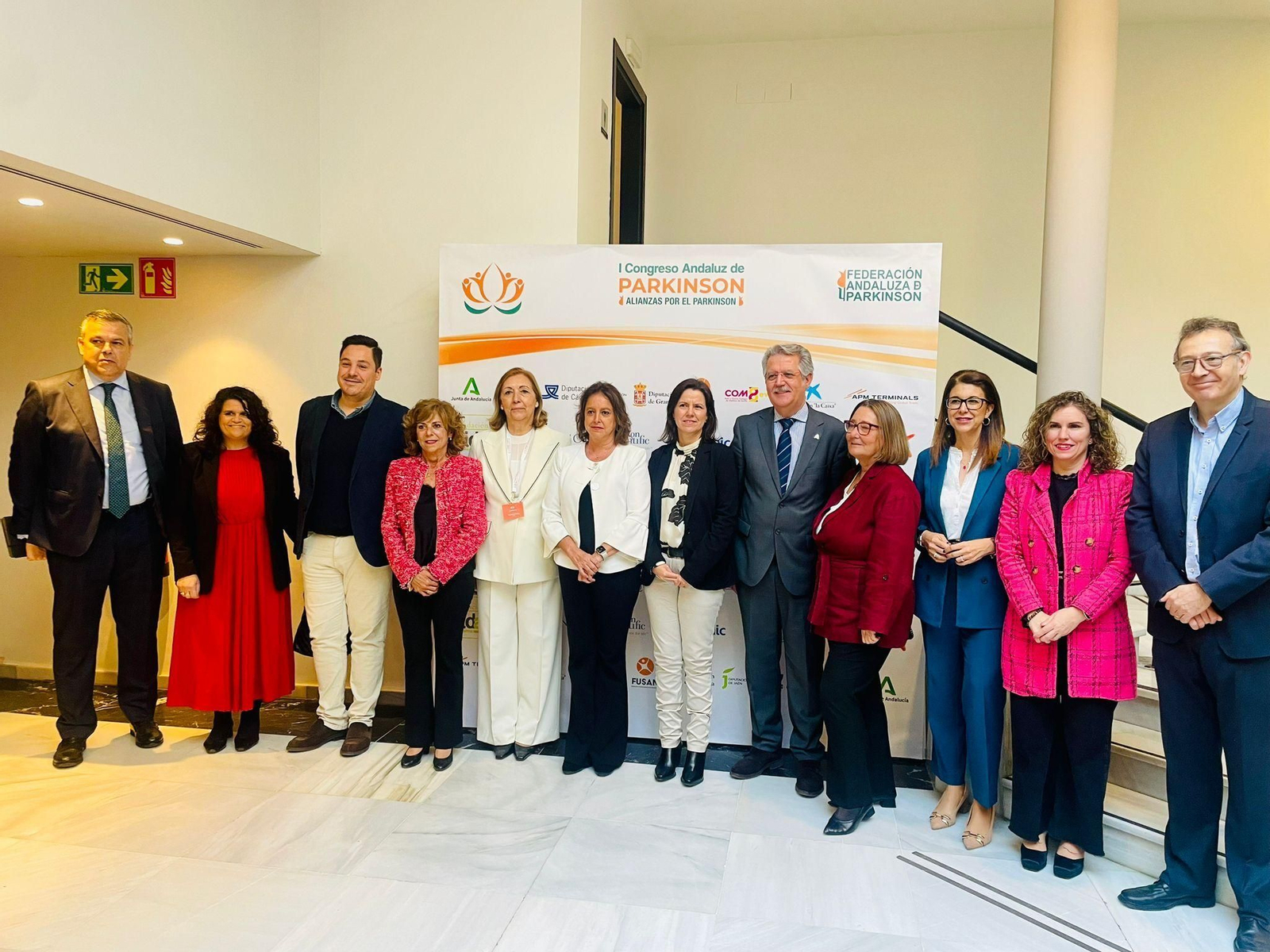 Foto de familia de las autoridades asistentes a la inauguración.