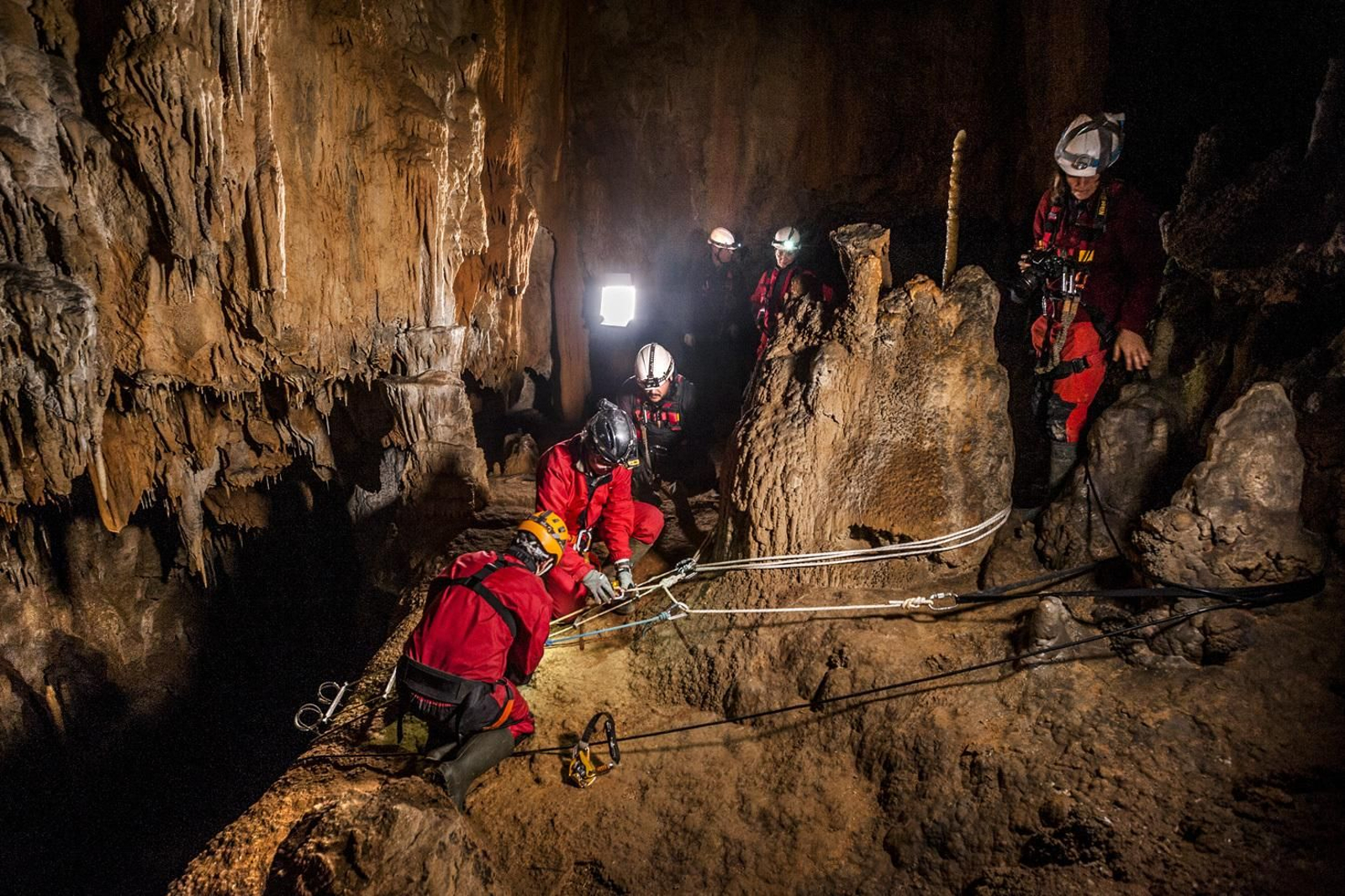 Hallan un conjunto funerario visigodo en las profundidades de una cueva cántabra